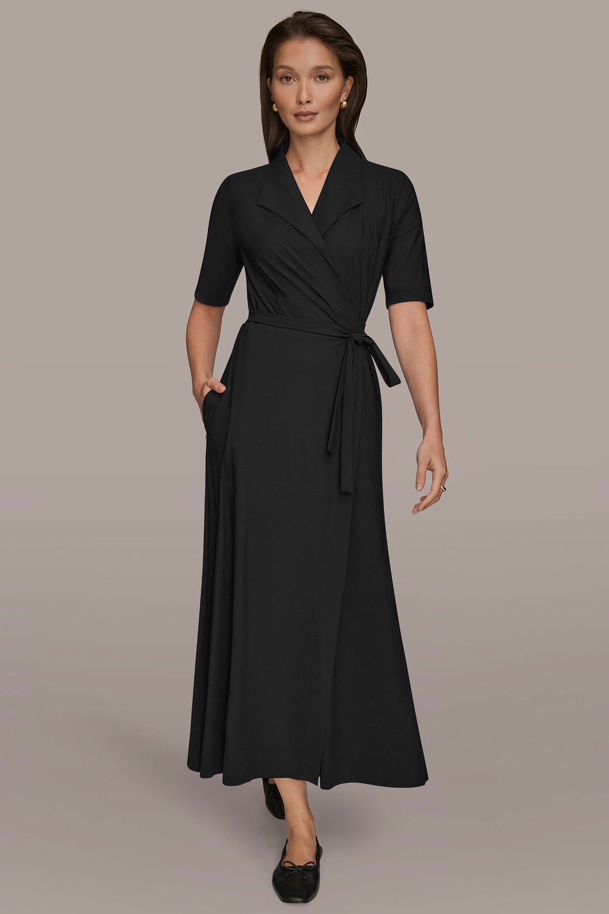 THE MODERN TRAVEL ELBOW-SLEEVE MIDI WRAP DRESS - Black