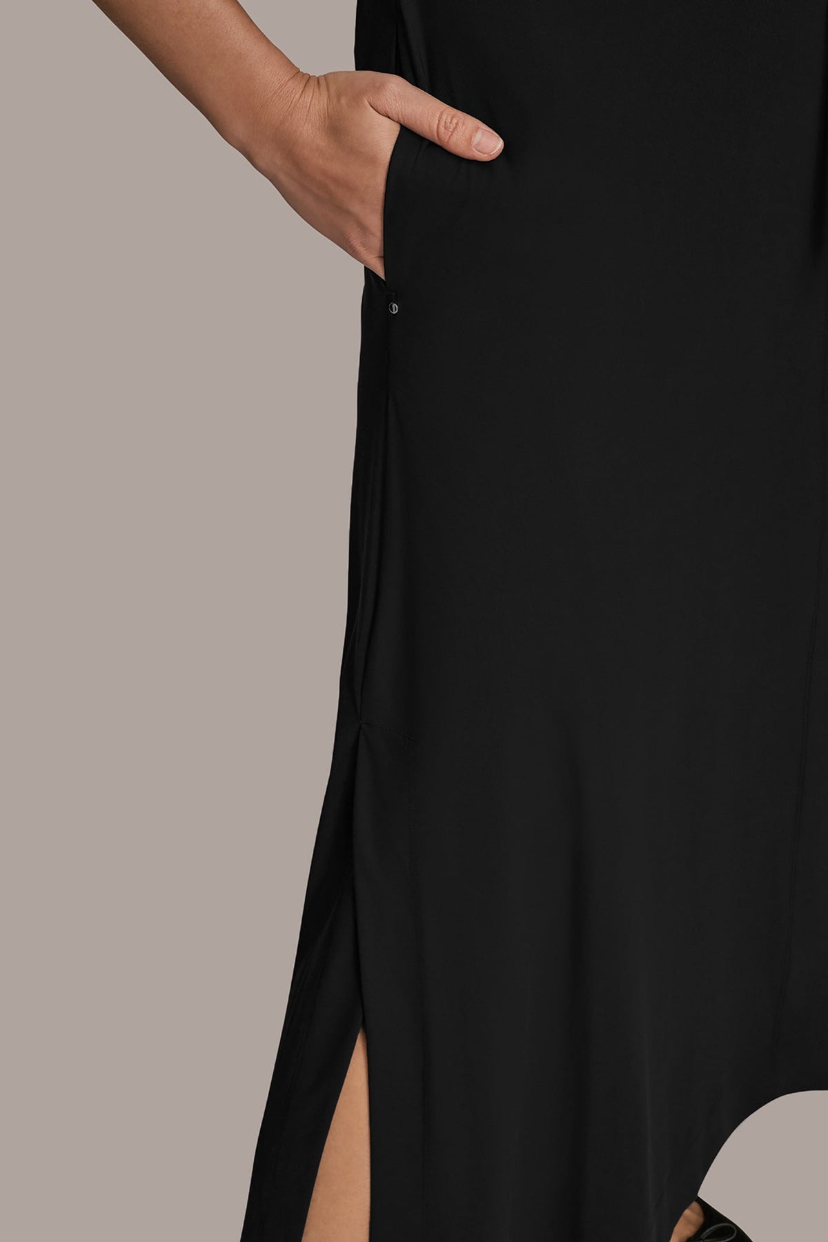 THE MODERN TRAVEL ELBOW-SLEEVE MIDI WRAP DRESS - Black