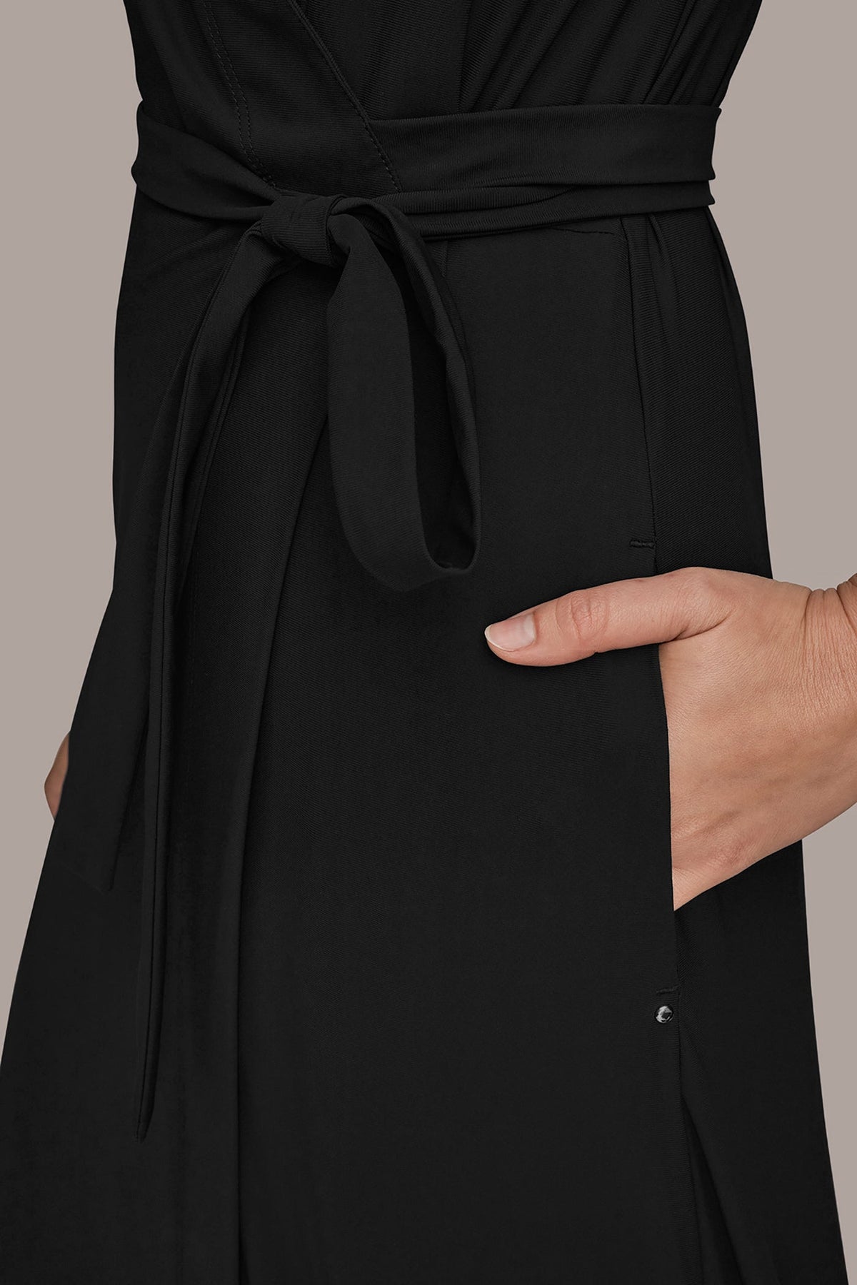 THE MODERN TRAVEL ELBOW-SLEEVE MIDI WRAP DRESS - Black
