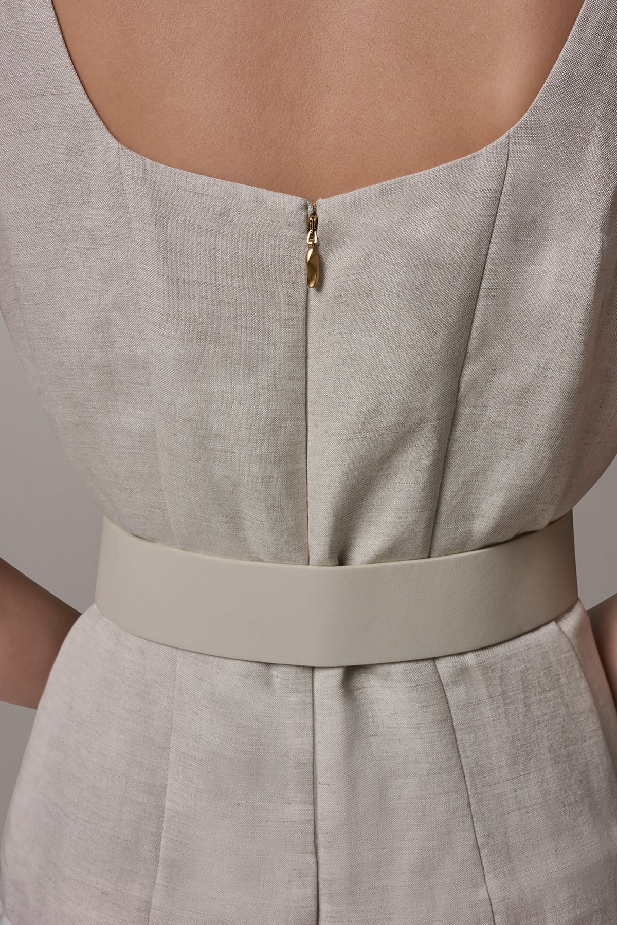 SLEEVELESS MIDI FIT AND FLARE DRESS - Natural Combo