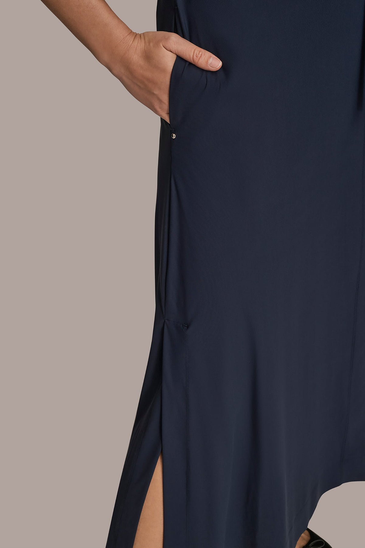 THE MODERN TRAVEL ELBOW-SLEEVE MIDI WRAP DRESS - NIGHTFALL