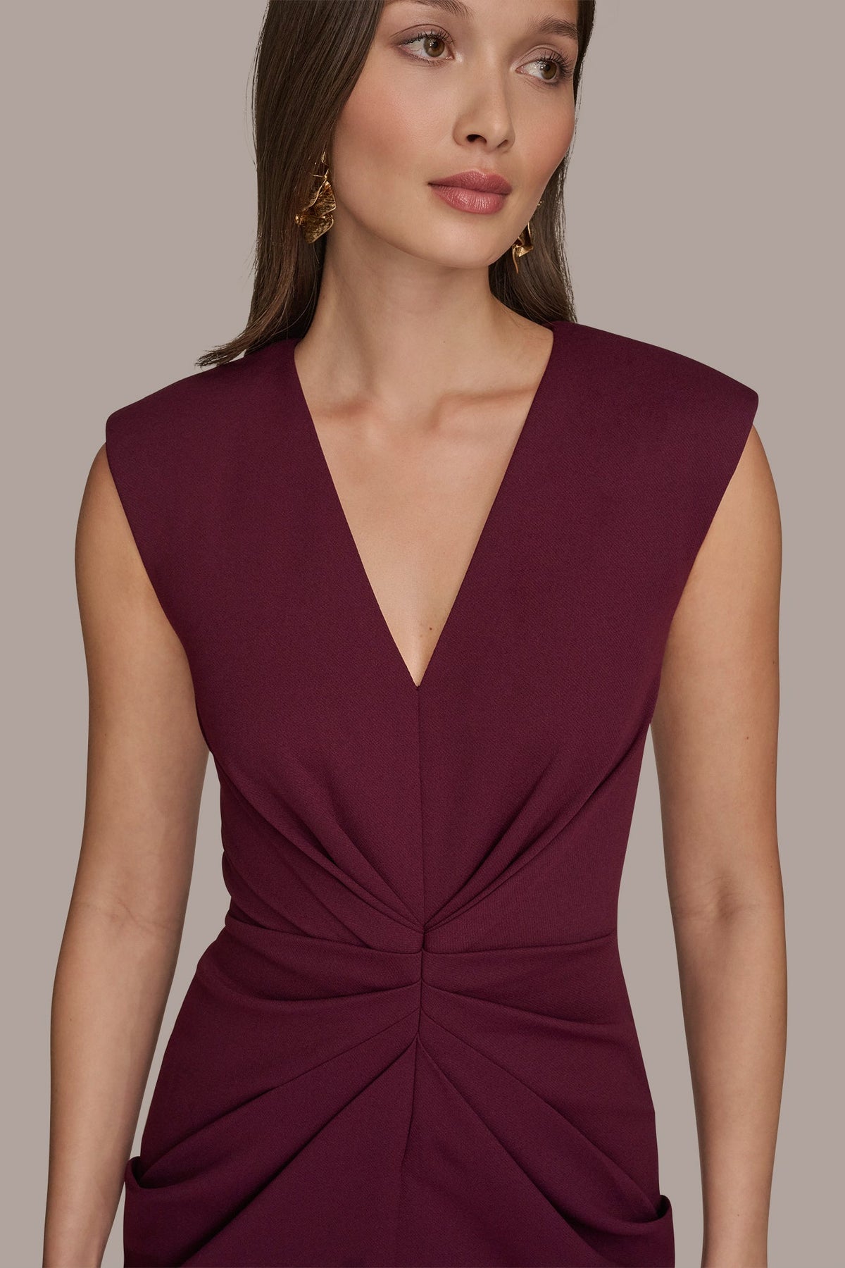 SLEEVELESS SPLIT-FRONT MIDI SHEATH DRESS - BERRY