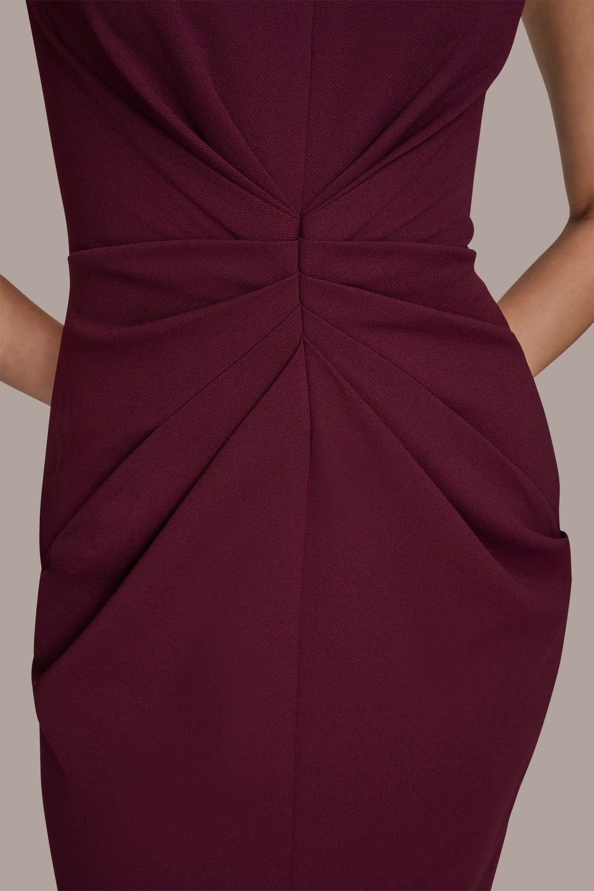 SLEEVELESS SPLIT-FRONT MIDI SHEATH DRESS - BERRY