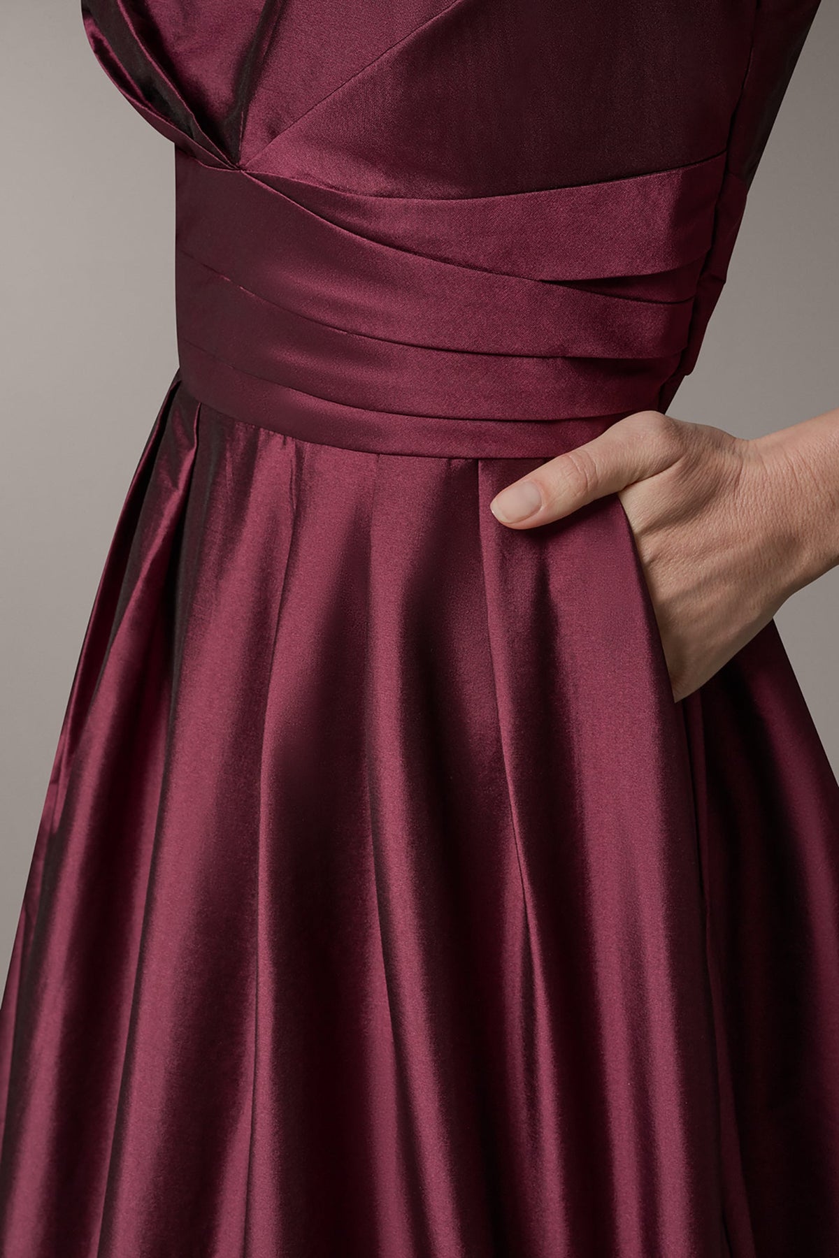 SLEEVELESS V-NECK TAFFETA MIDI COCKTAIL DRESS - Berry