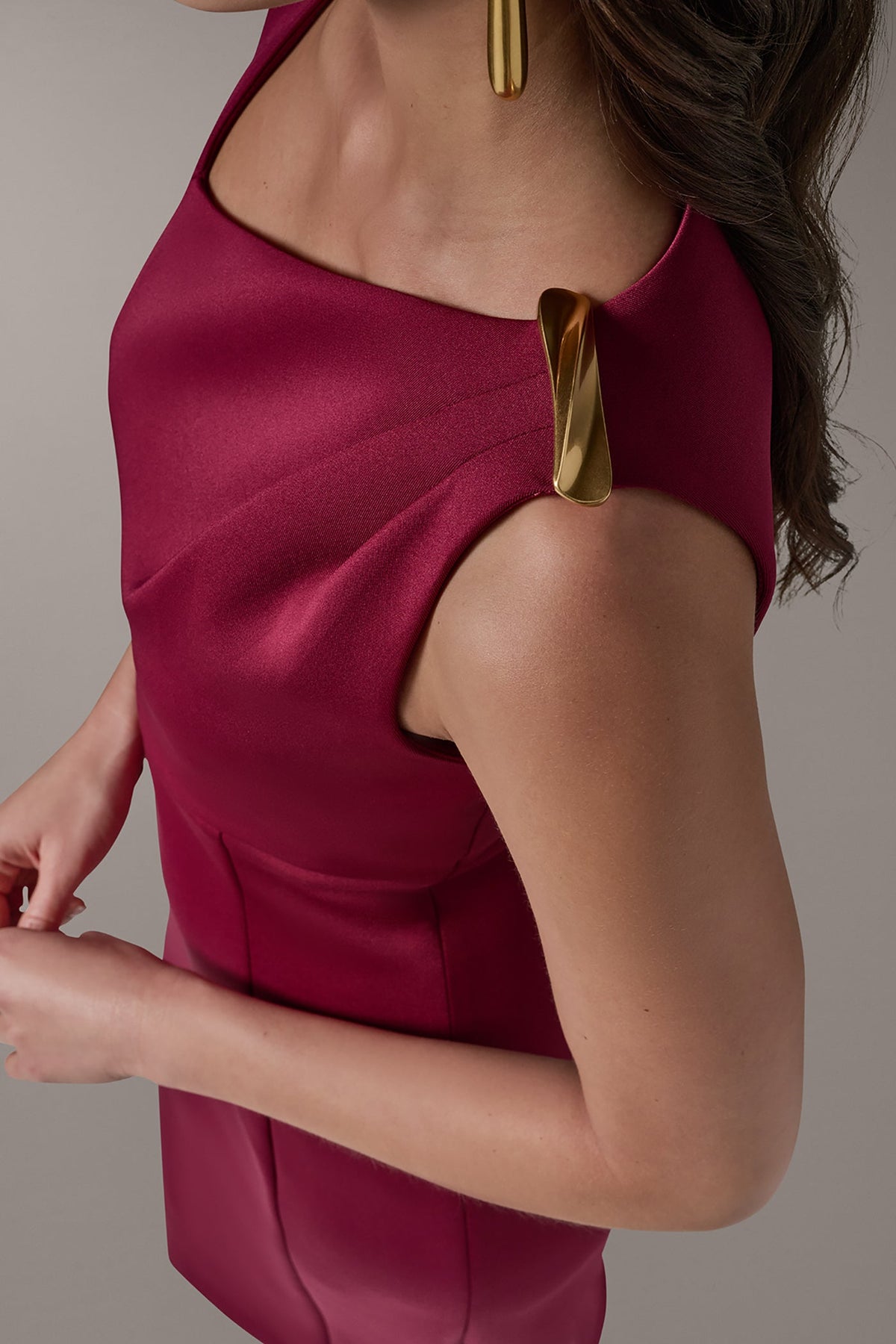 SLEEVELESS ASYMMETRICAL SHEATH DRESS - Sangria