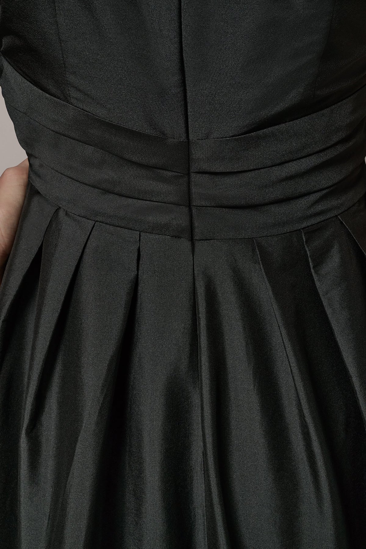 SLEEVELESS V-NECK TAFFETA MIDI COCKTAIL DRESS - Black