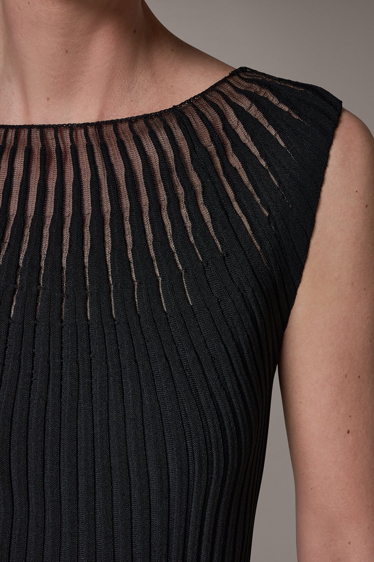 RIBBED SLEEVLESS SWEATER - Black