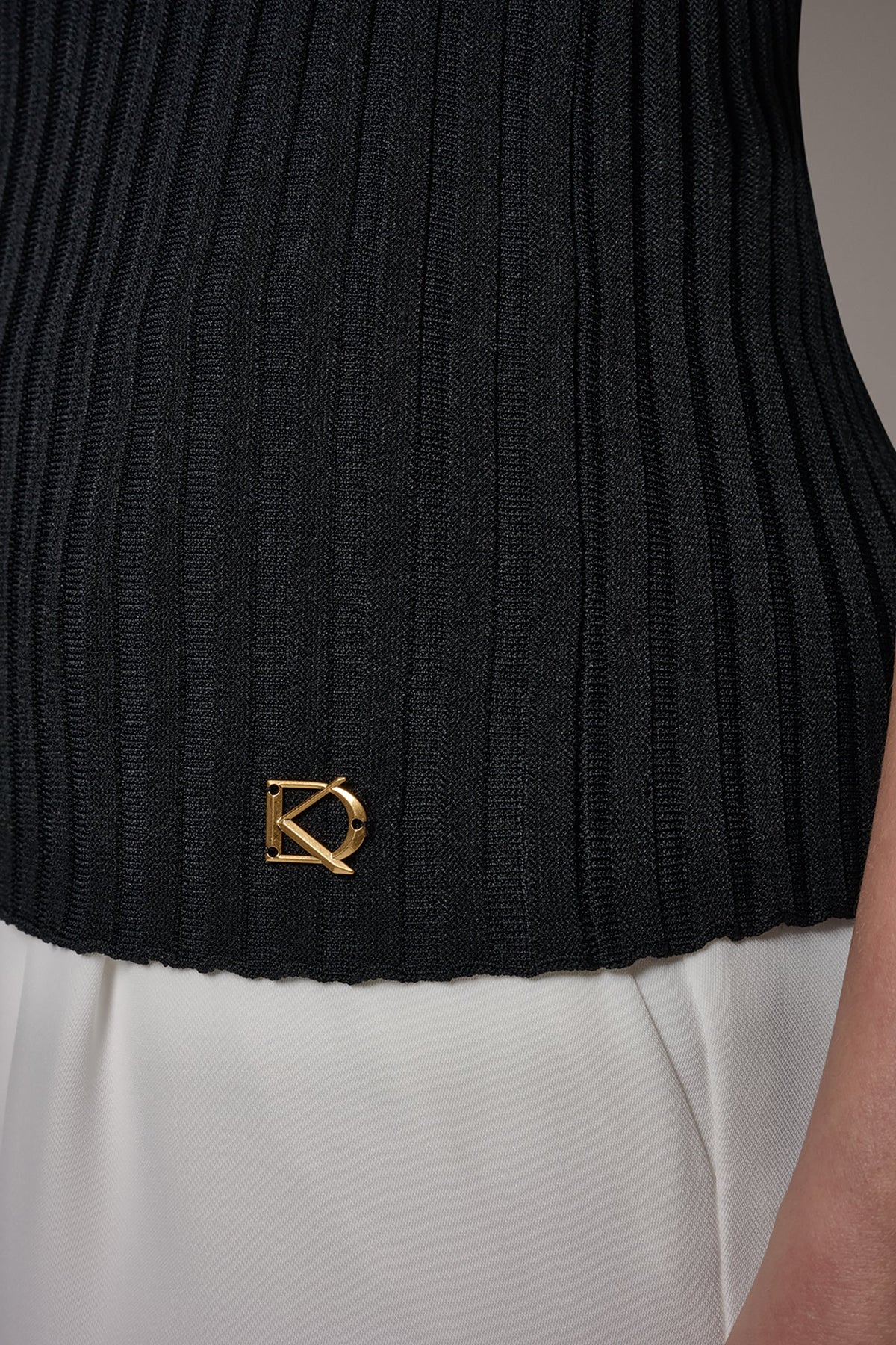 RIBBED SLEEVLESS SWEATER - Black