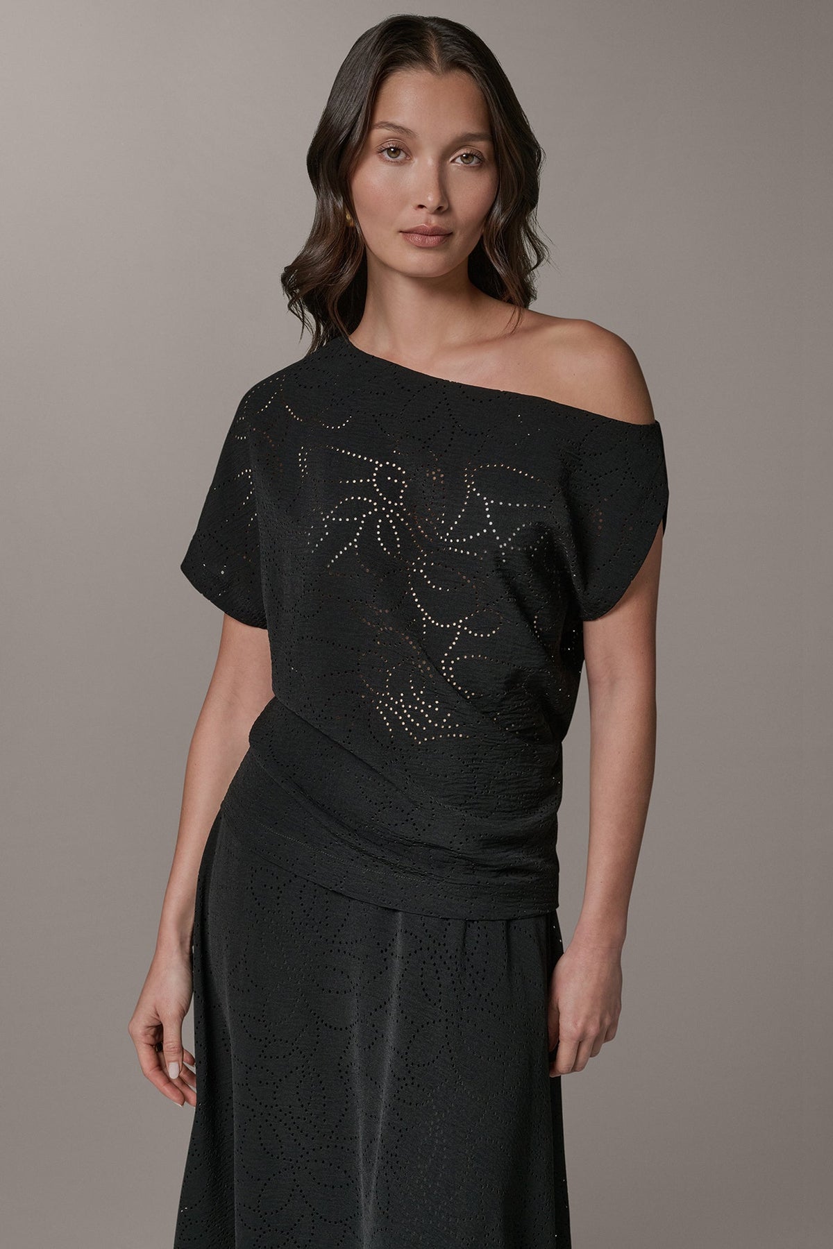SLEEVELESS ASYMMETRIC LASER CUT TOP - Black