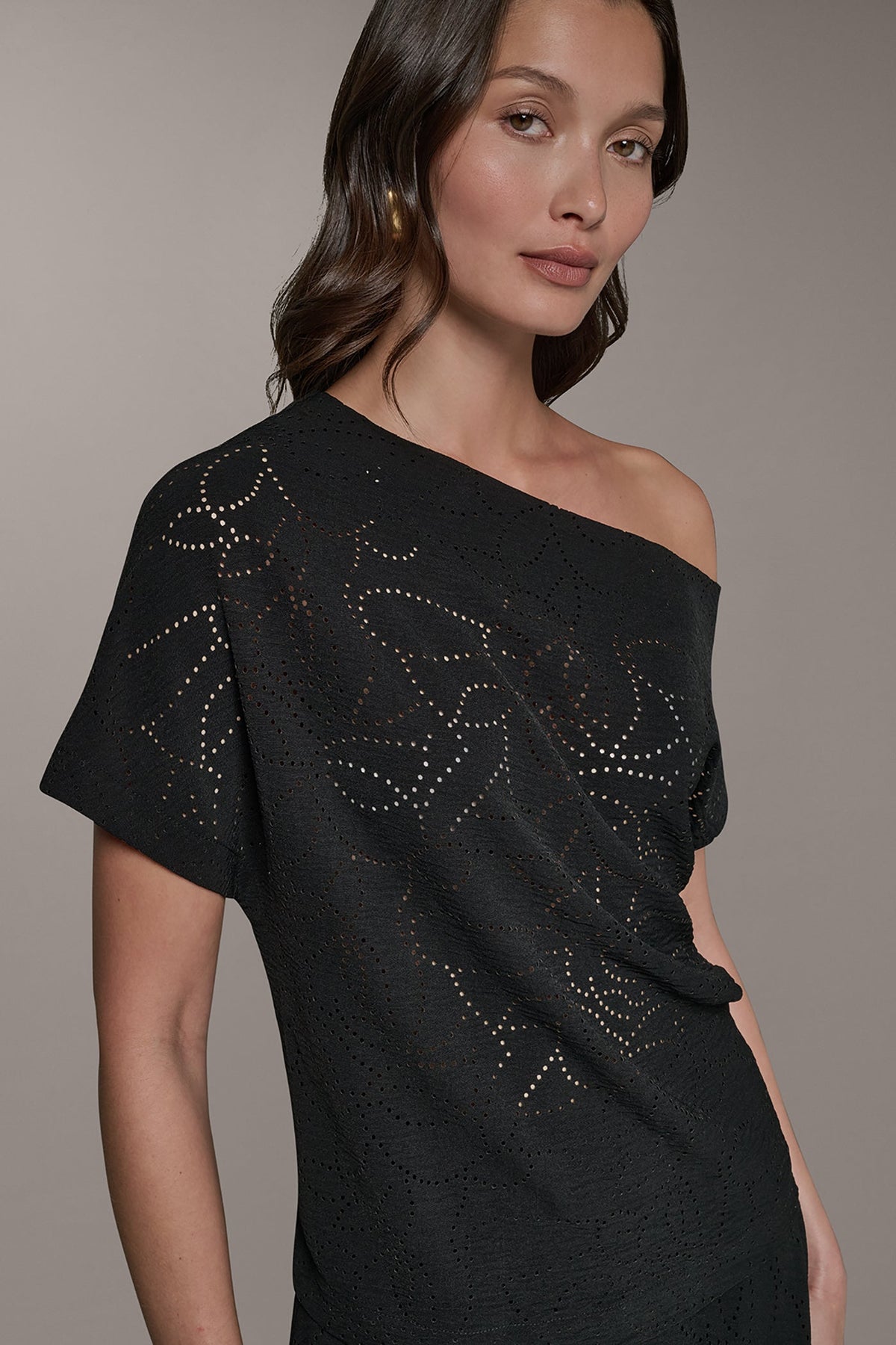 SLEEVELESS ASYMMETRIC LASER CUT TOP - Black