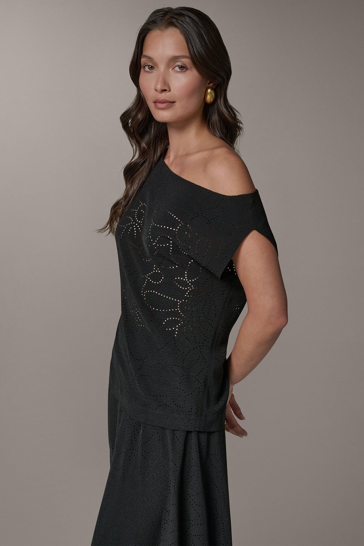 SLEEVELESS ASYMMETRIC LASER CUT TOP - Black