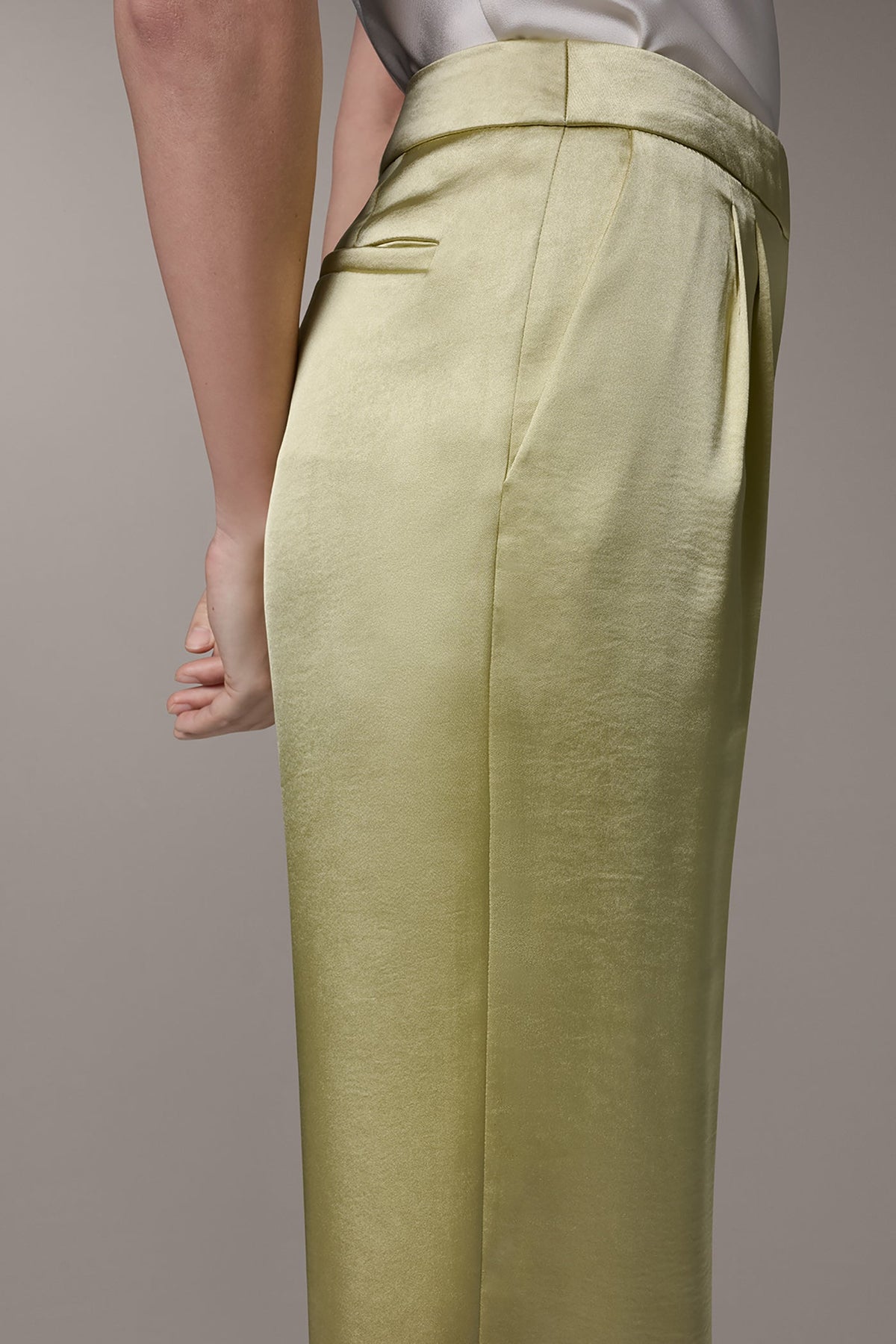 MID-RISE PLEATED WIDE-LEG PANT - Citrus