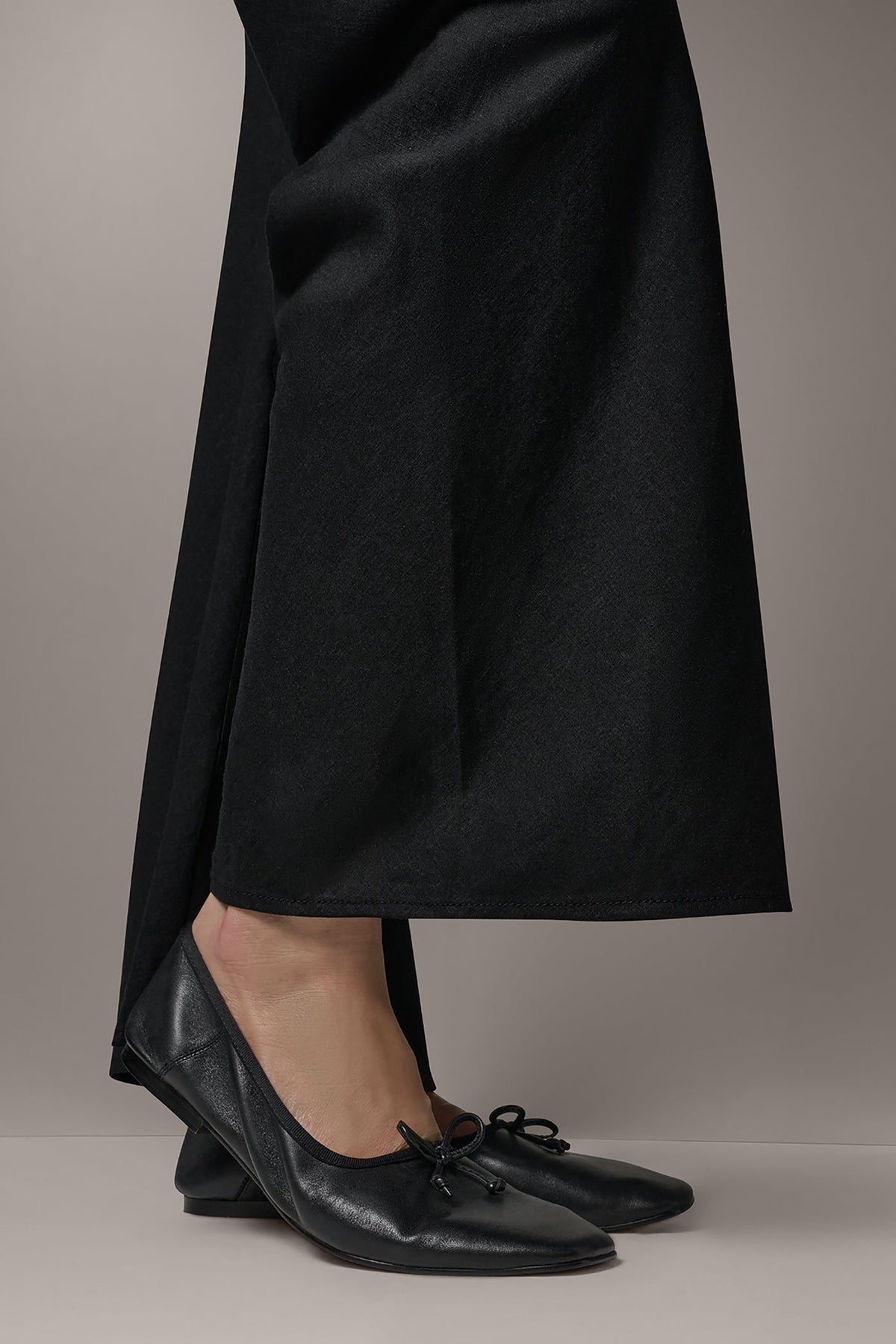 MID-RISE RELAXED ANKLE PANT - Black