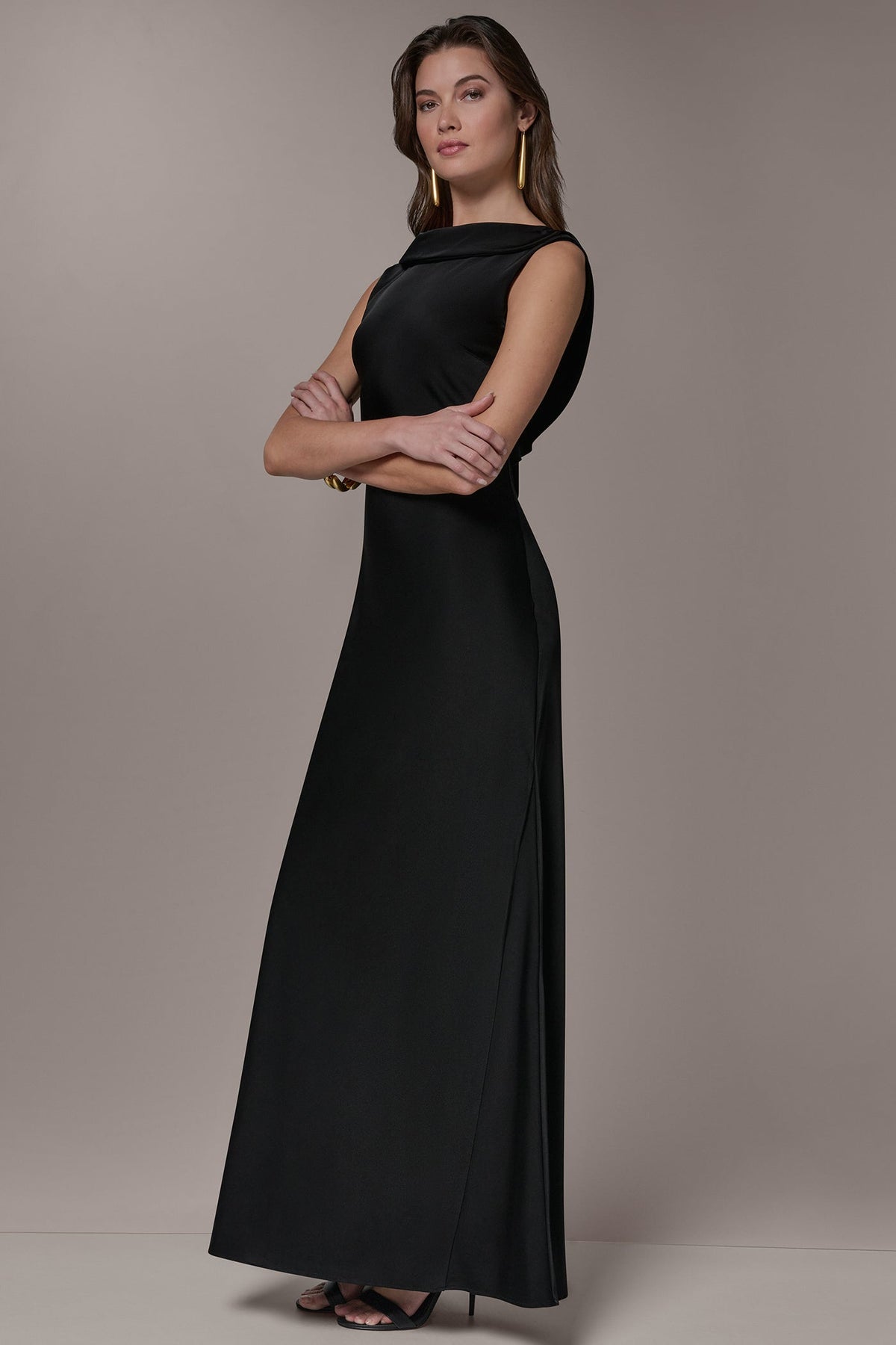 SATIN RUFFLE BACK GOWN - Black