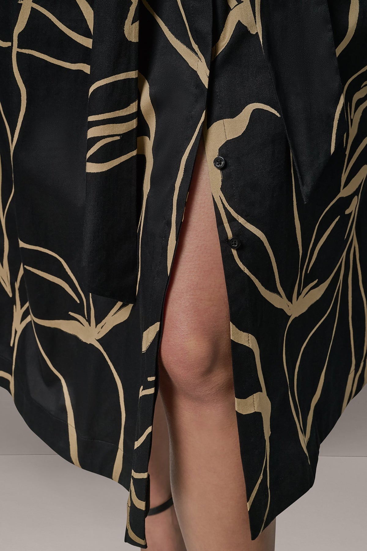 SLEEVELESS PRINT MIDI DRESS - Black /Fawn