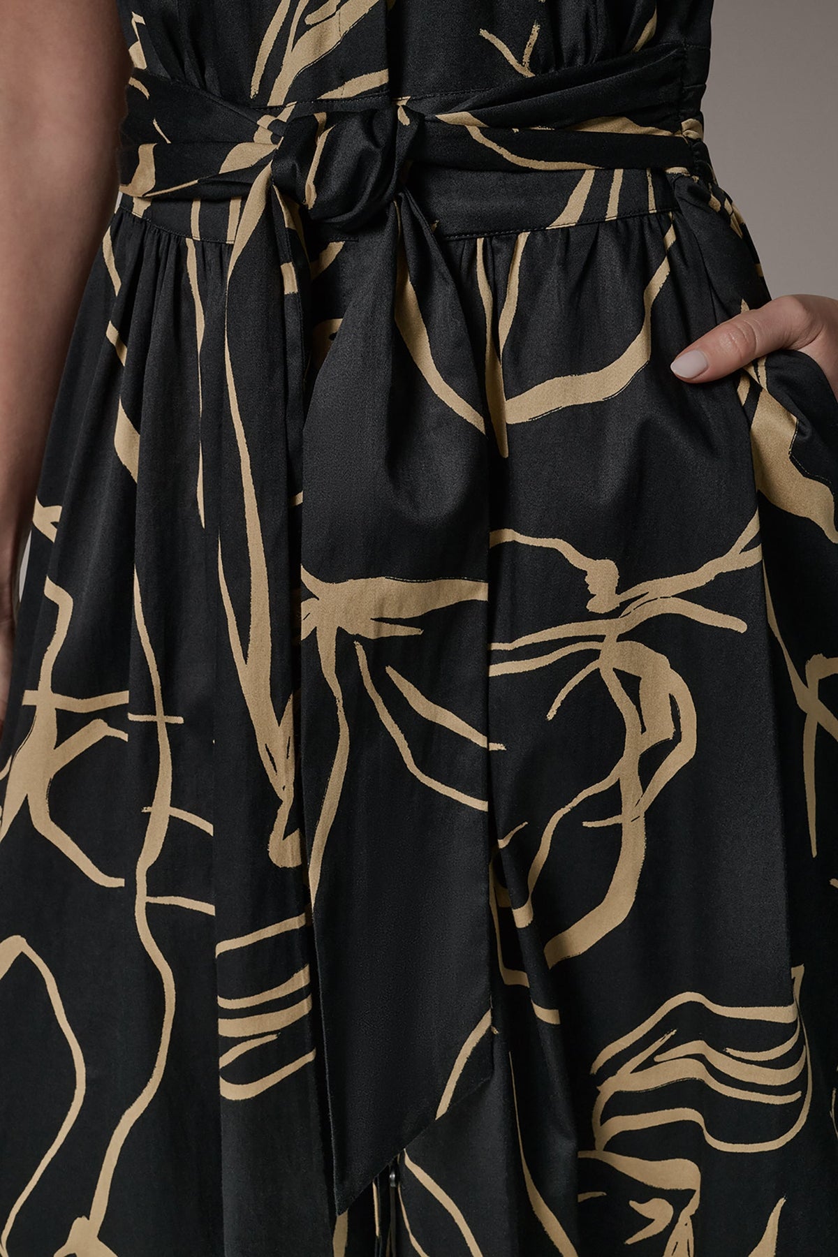 SLEEVELESS PRINT MIDI DRESS - Black /Fawn