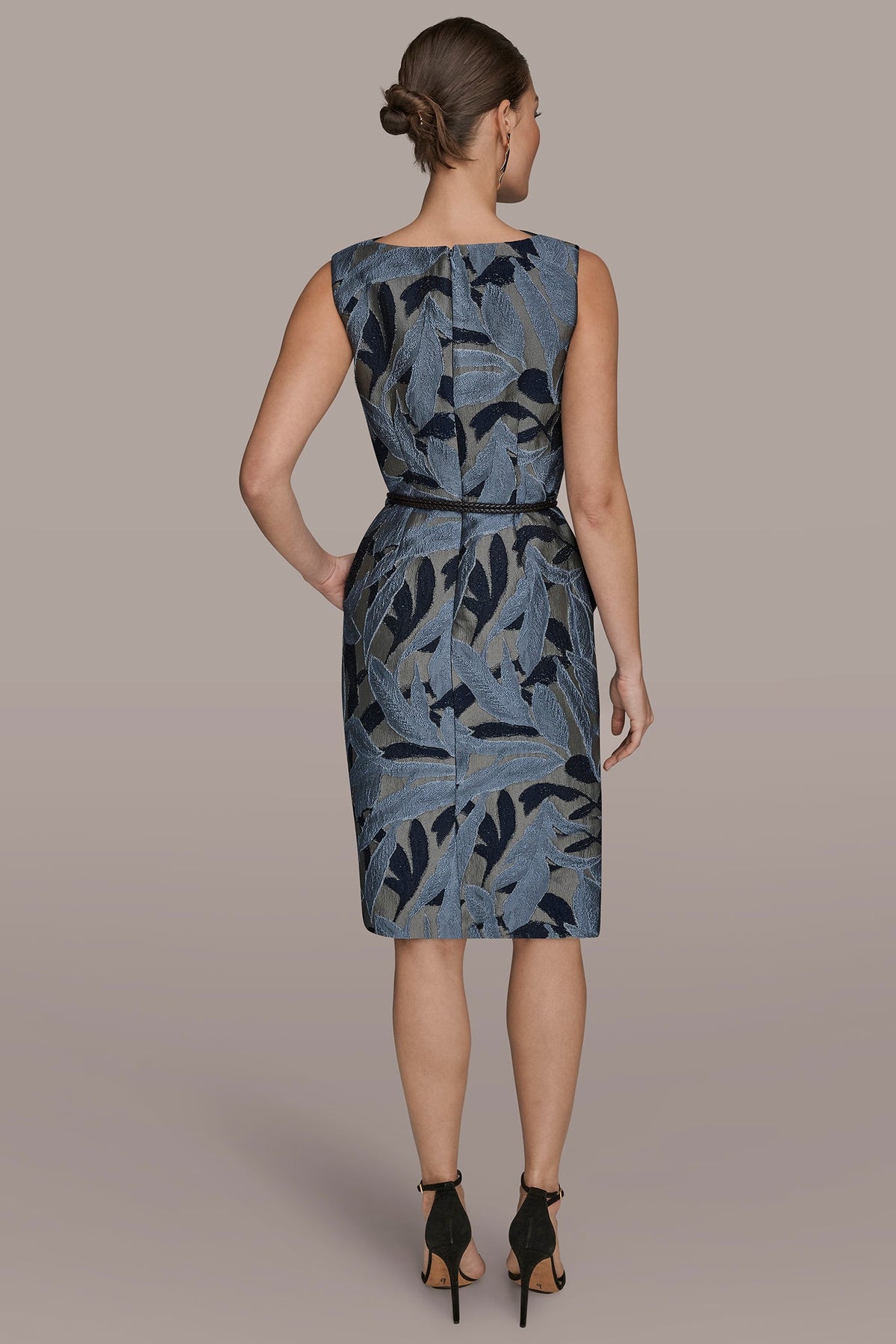 JACQUARD SLEEVELESS COWL-NECK SHEATH DRESS - VAPOR MULTI