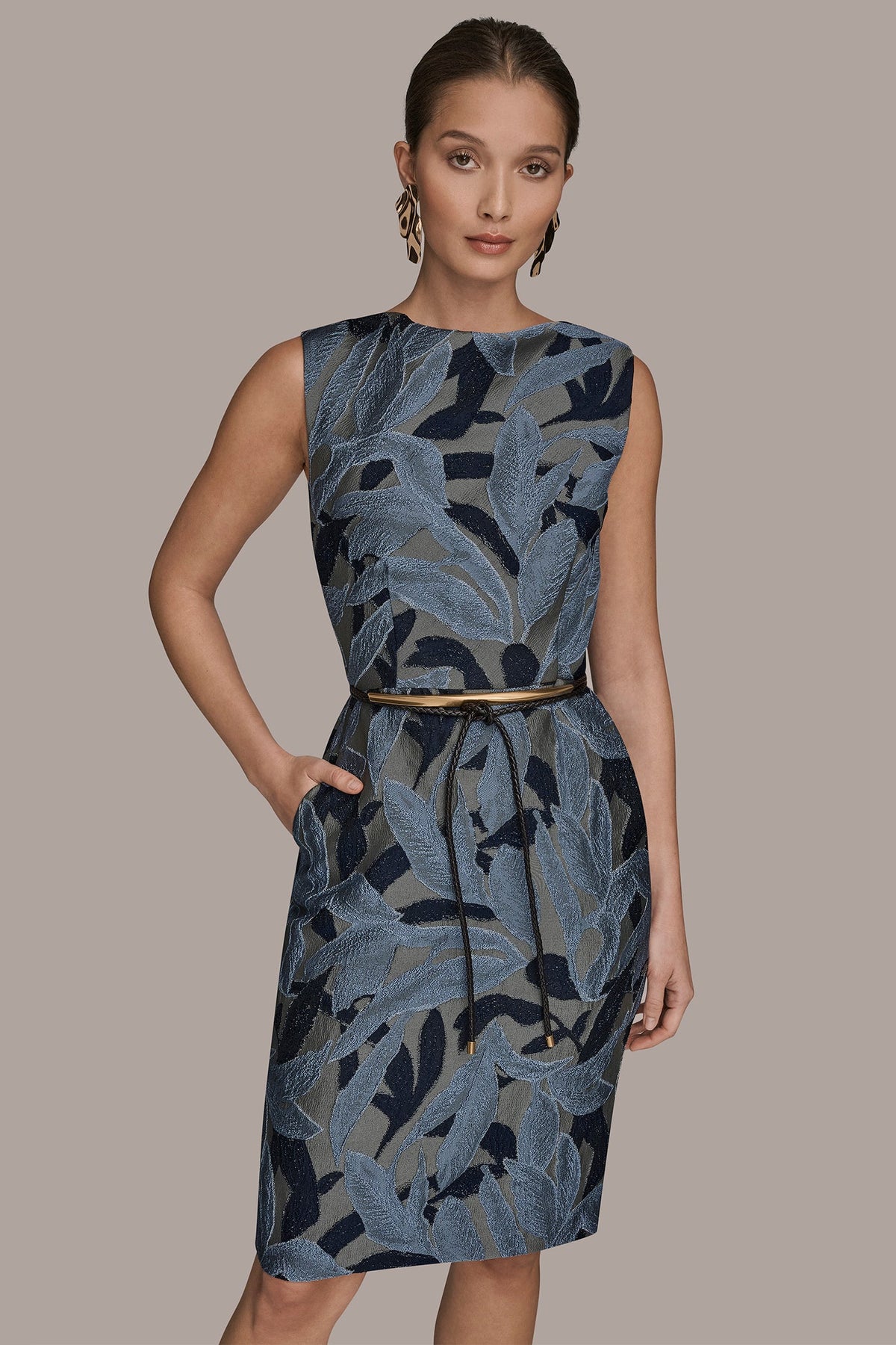 JACQUARD SLEEVELESS COWL-NECK SHEATH DRESS - VAPOR MULTI