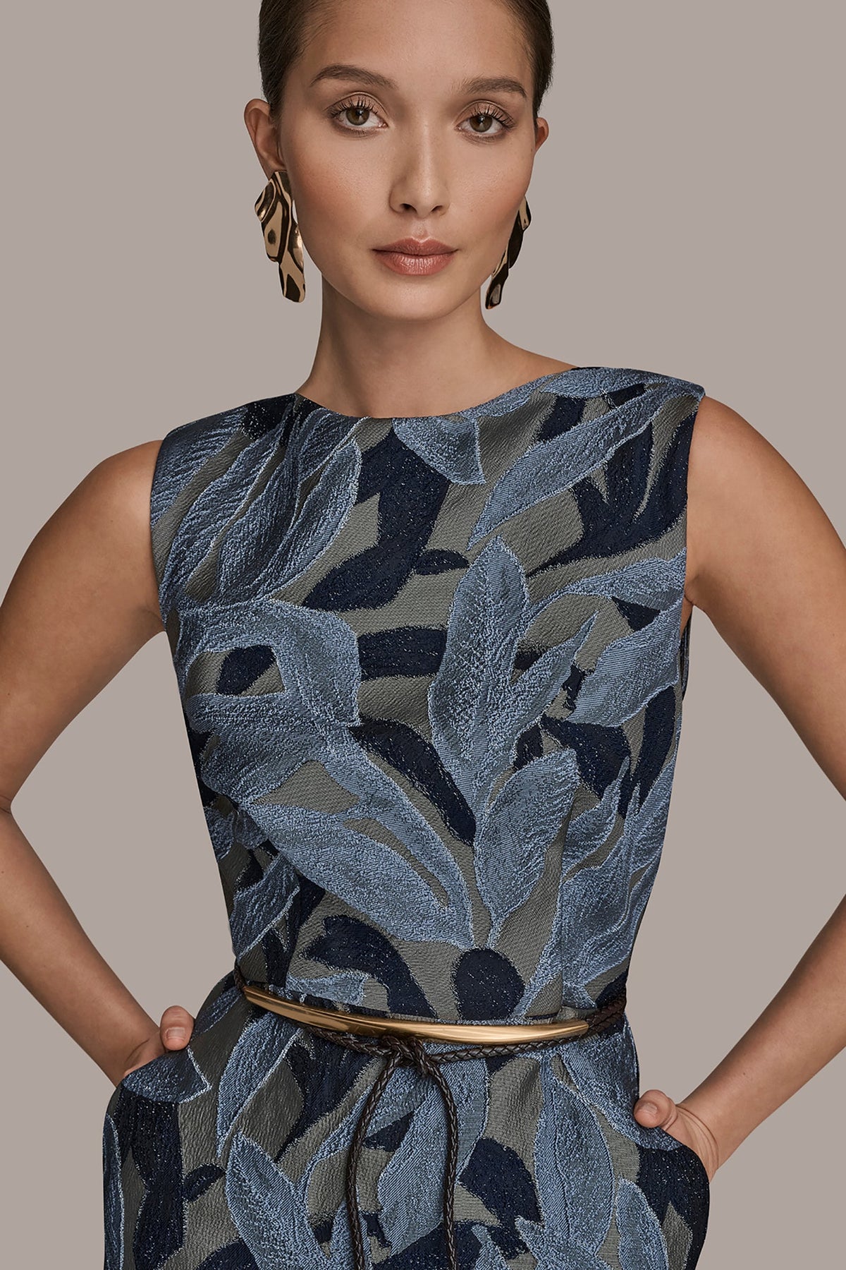 JACQUARD SLEEVELESS COWL-NECK SHEATH DRESS - VAPOR MULTI