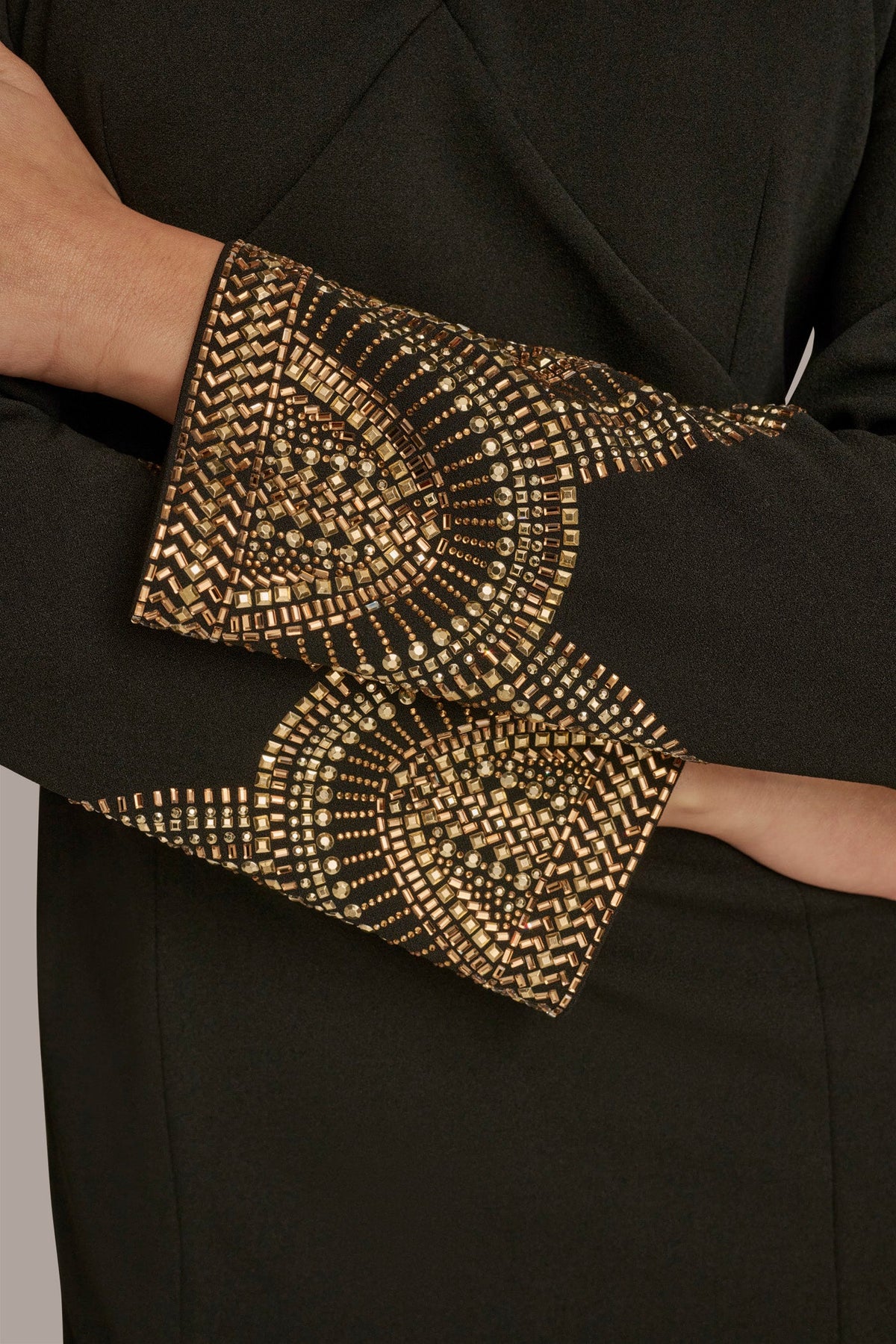 LONG SLEEVE V-NECK SHEATH DRESS - BLACK/GOLD