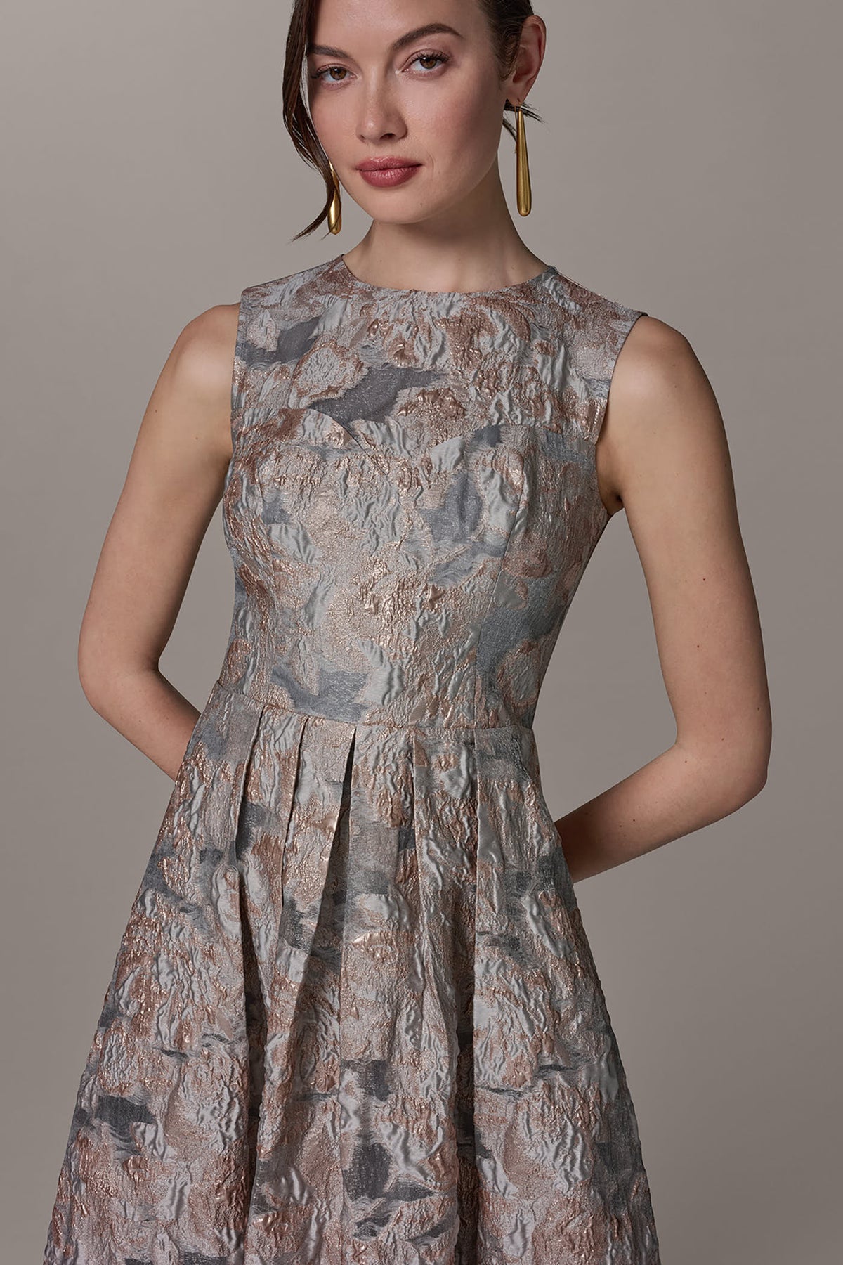 SLEEVELESS FLORAL MIDI FIT AND FLARE GOWN - Grey Multi