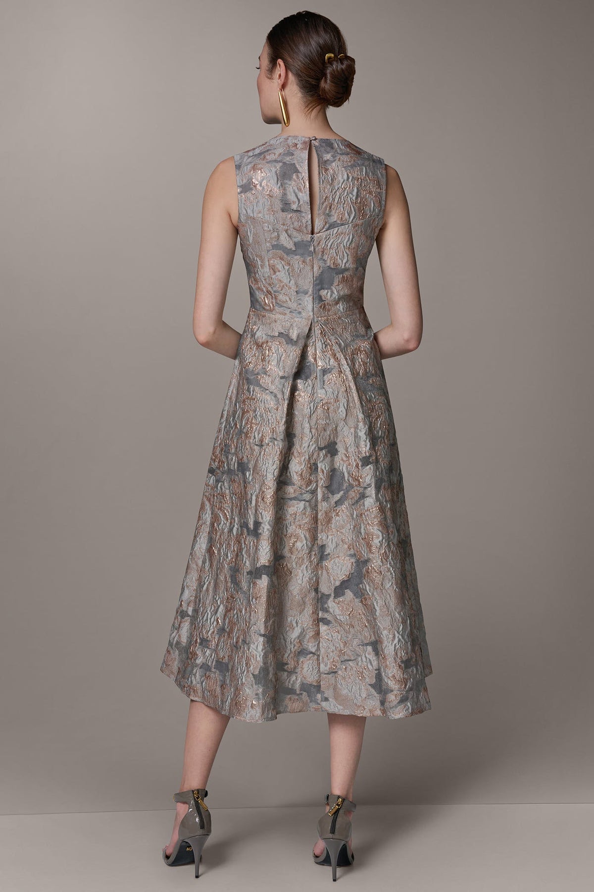 SLEEVELESS FLORAL MIDI FIT AND FLARE GOWN - Grey Multi