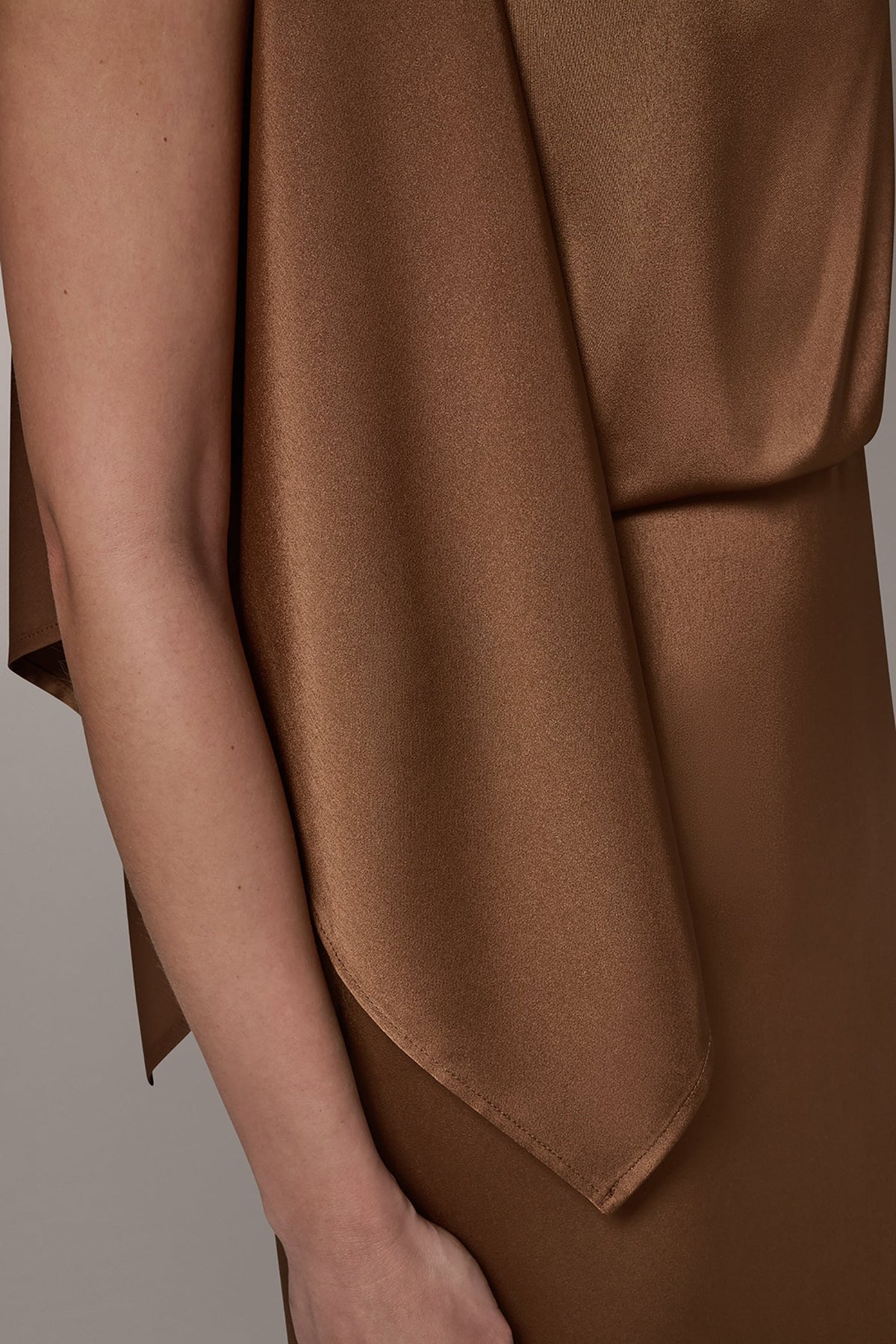 SLEEVELESS ASYMMETRIC MIDI DRESS - Russet
