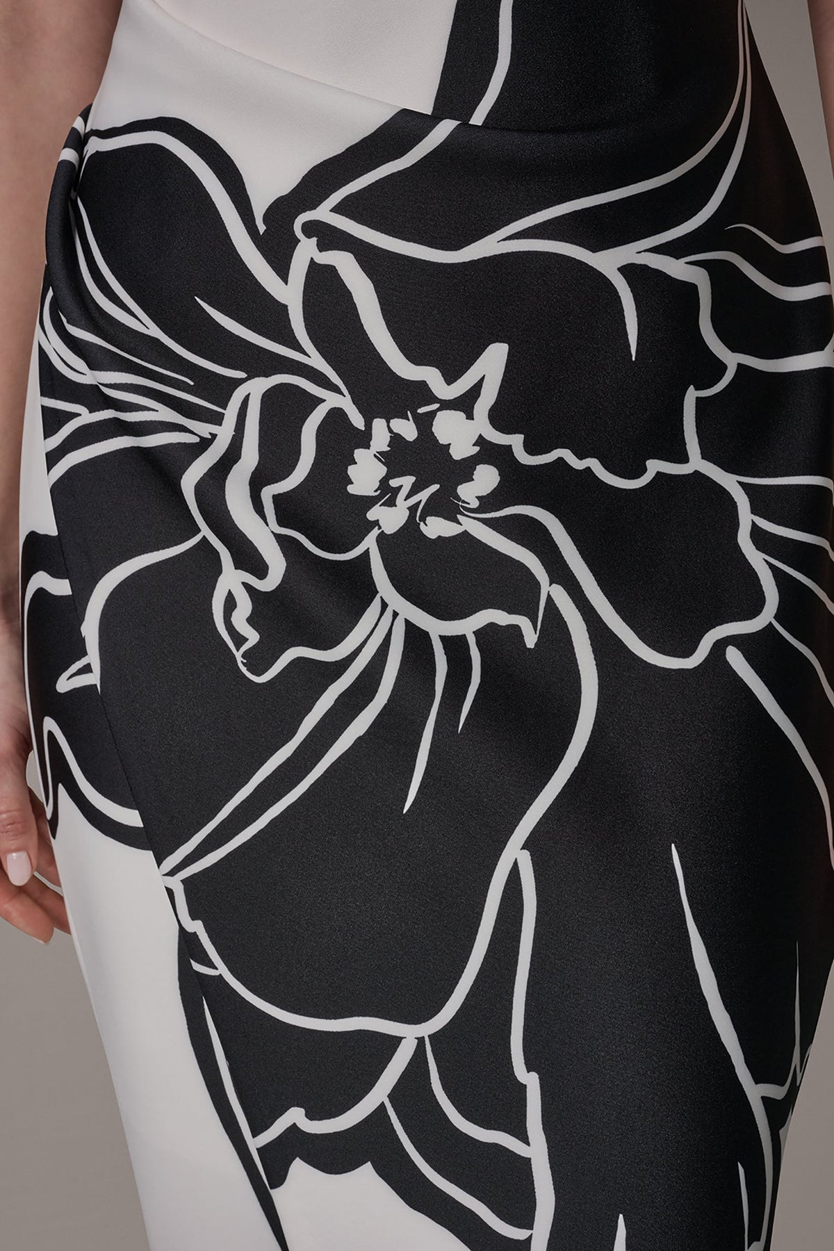SLEEVELESS TWO-TONE FLORAL MIDI SHEATH DRESS - Cream/Black