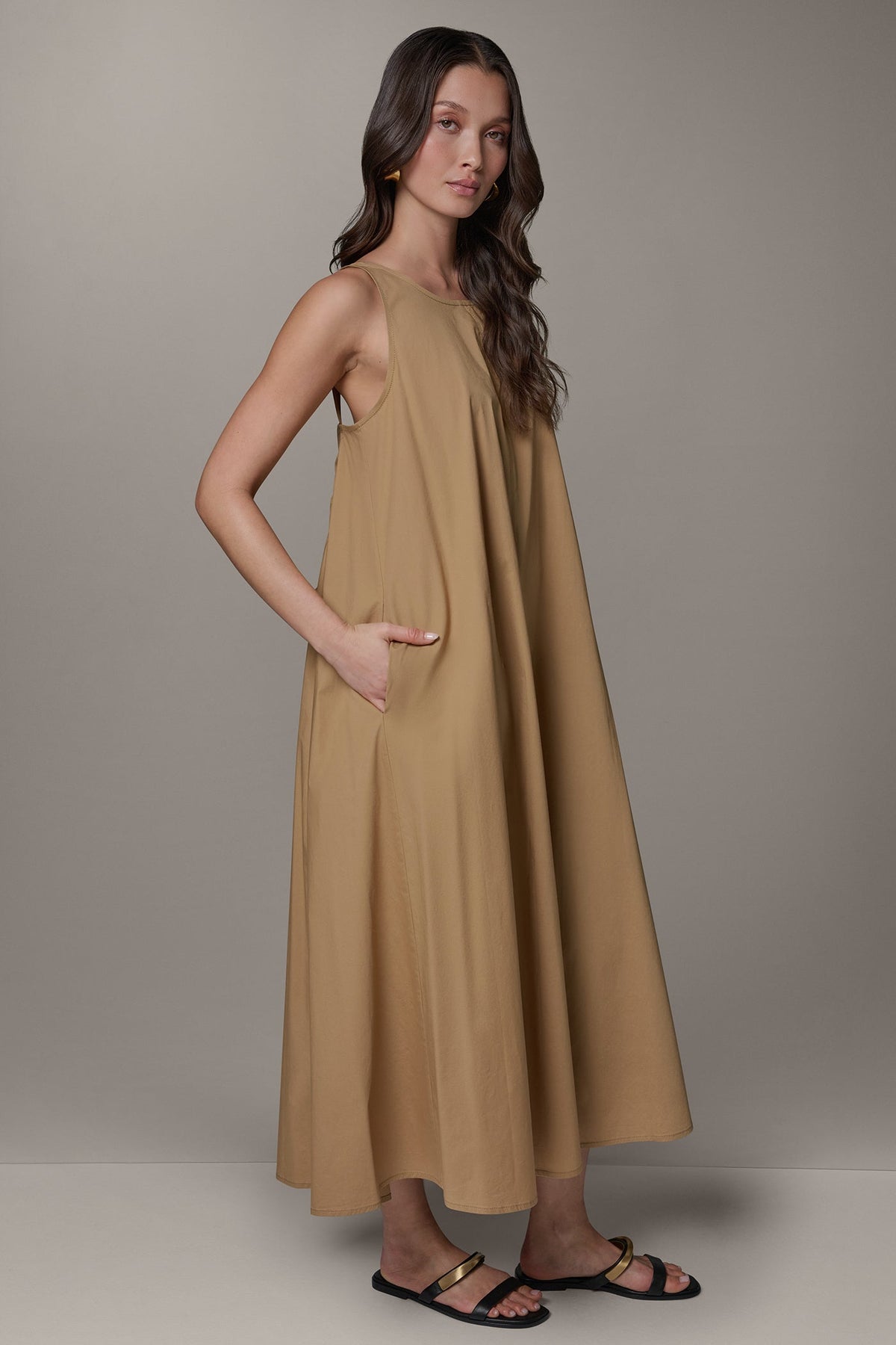 SLEEVELESS MAXI TRAPEZE DRESS - Fawn