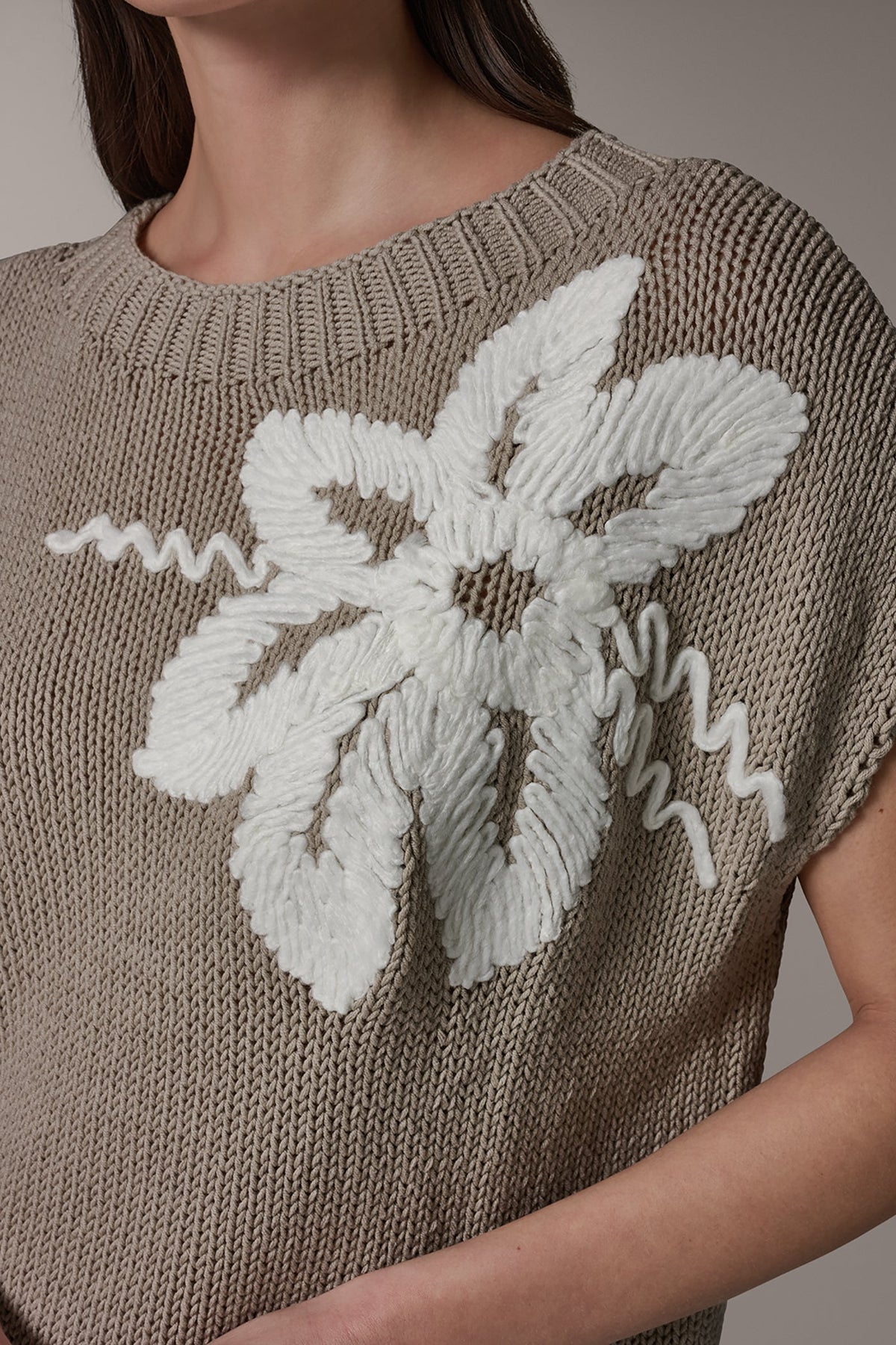 SLEEVELESS FLORAL SWEATER - Sandstone/Cream