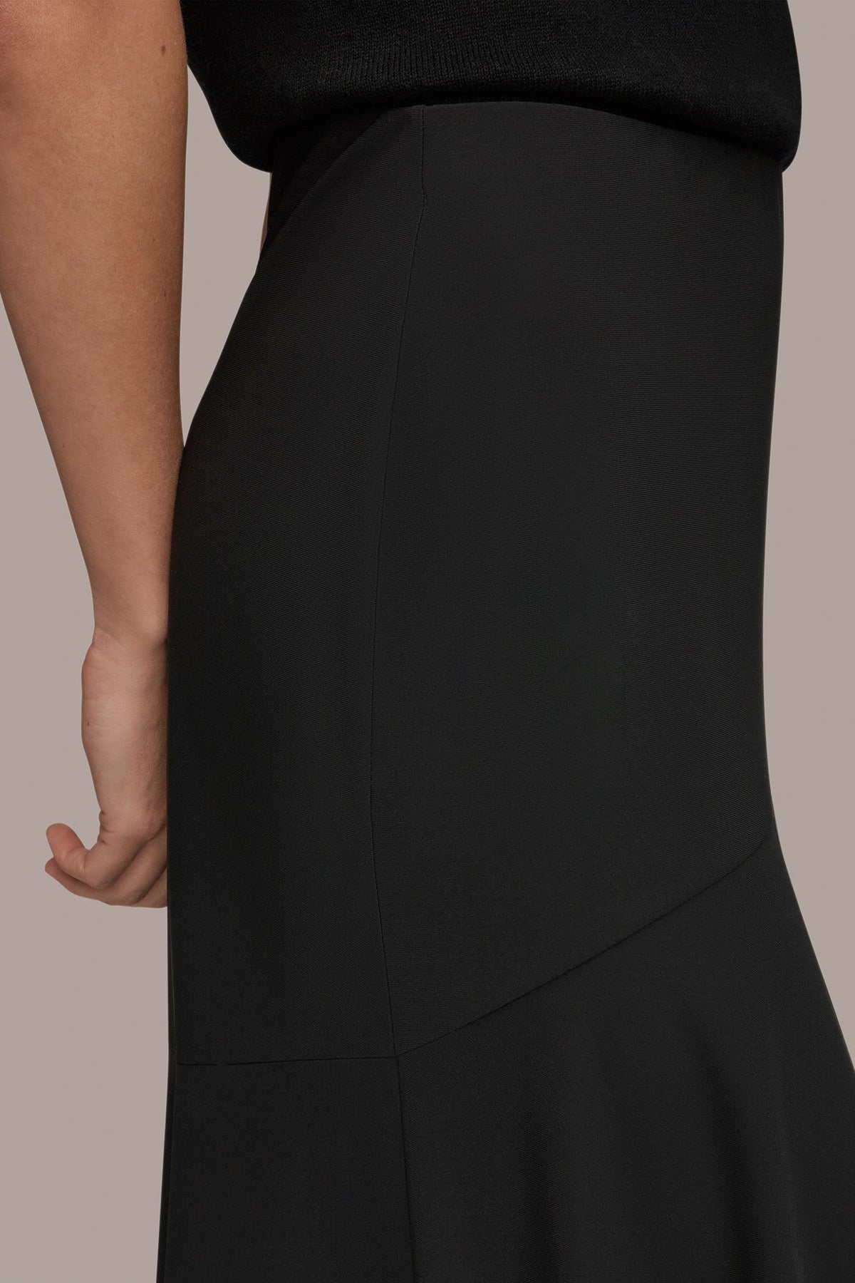 THE MODERN TRAVEL MIDI HI-LOW TRUMPET SKIRT - Black