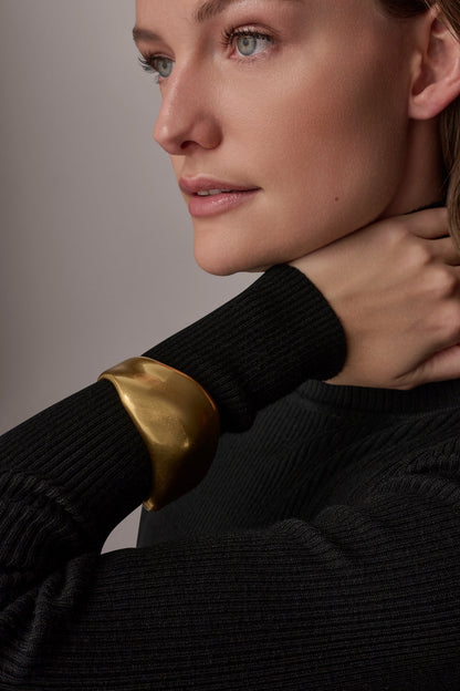 SIGNATURE CUFF BRACELET - Gold