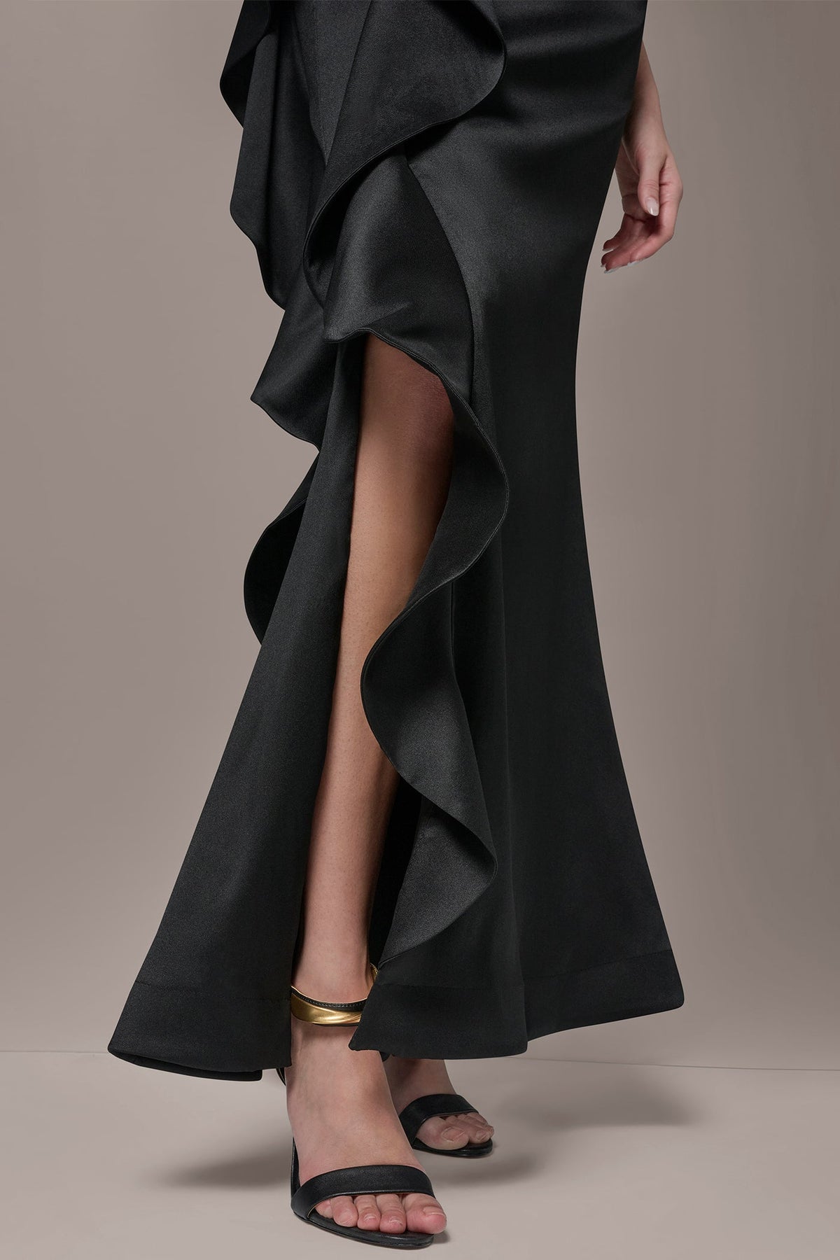 TAFFETA STRAPLESS RUFFLE GOWN - Black