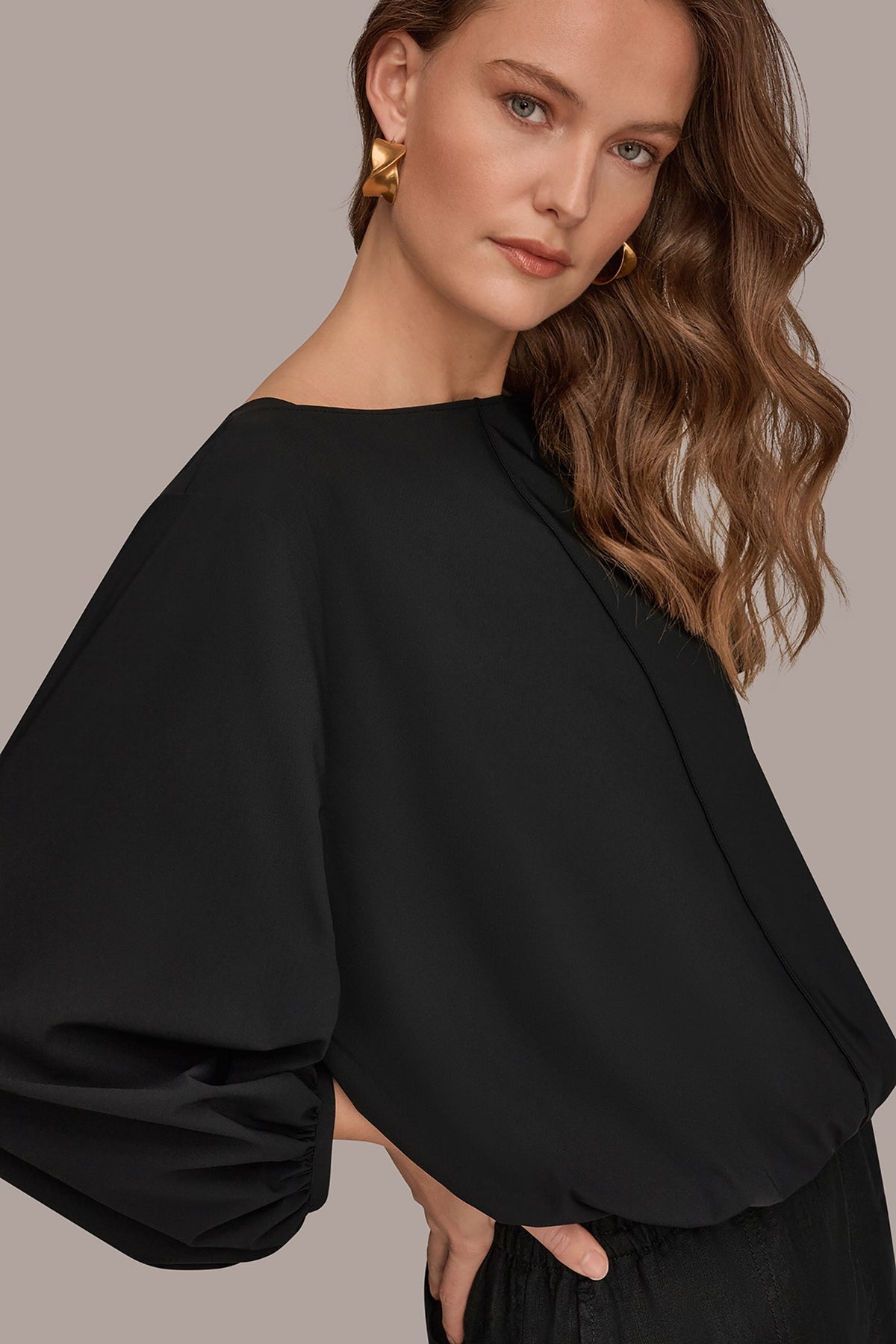 THE MODERN TRAVEL BALLOON SLEEVE BLOUSE - Black