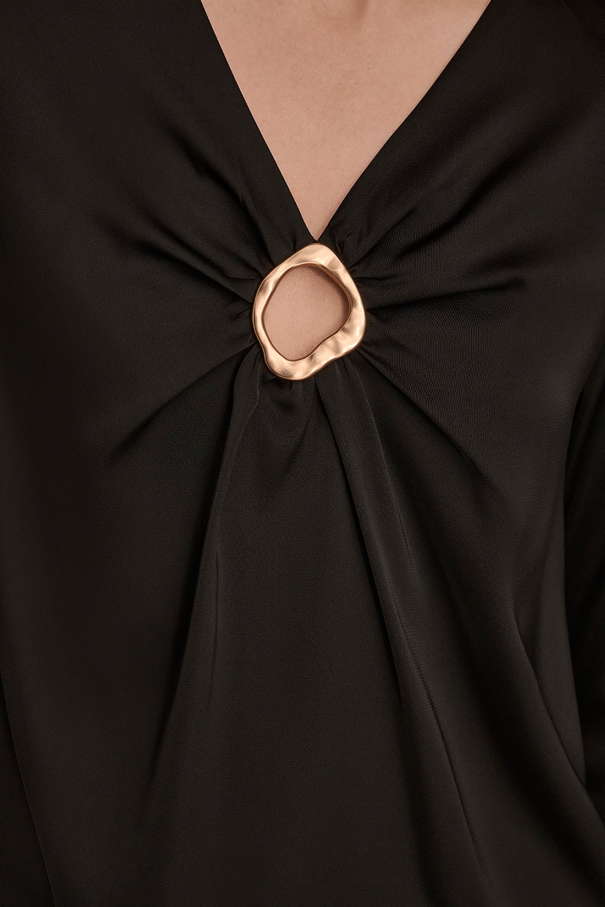 LONG SLEEVE RING V-NECK BLOUSE - Black