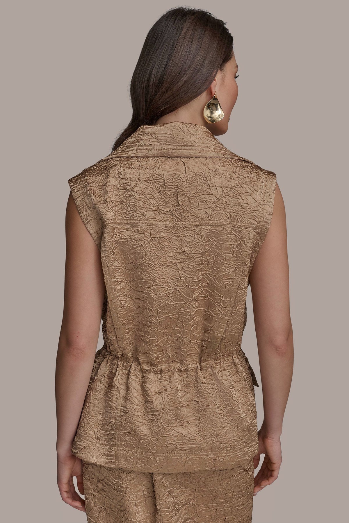 TEXT ZIP FRONT VEST - HAZELNUT