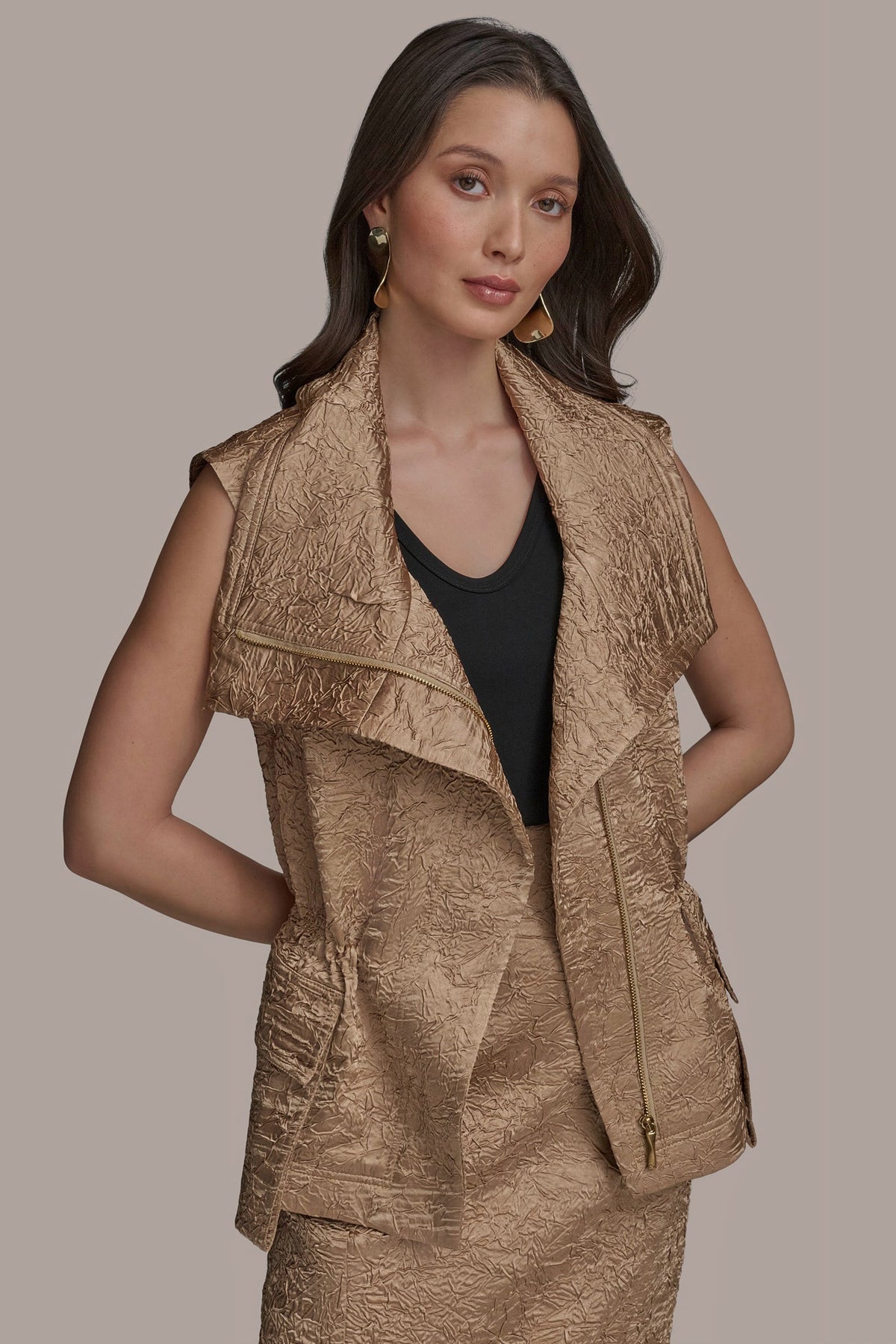 TEXT ZIP FRONT VEST - HAZELNUT