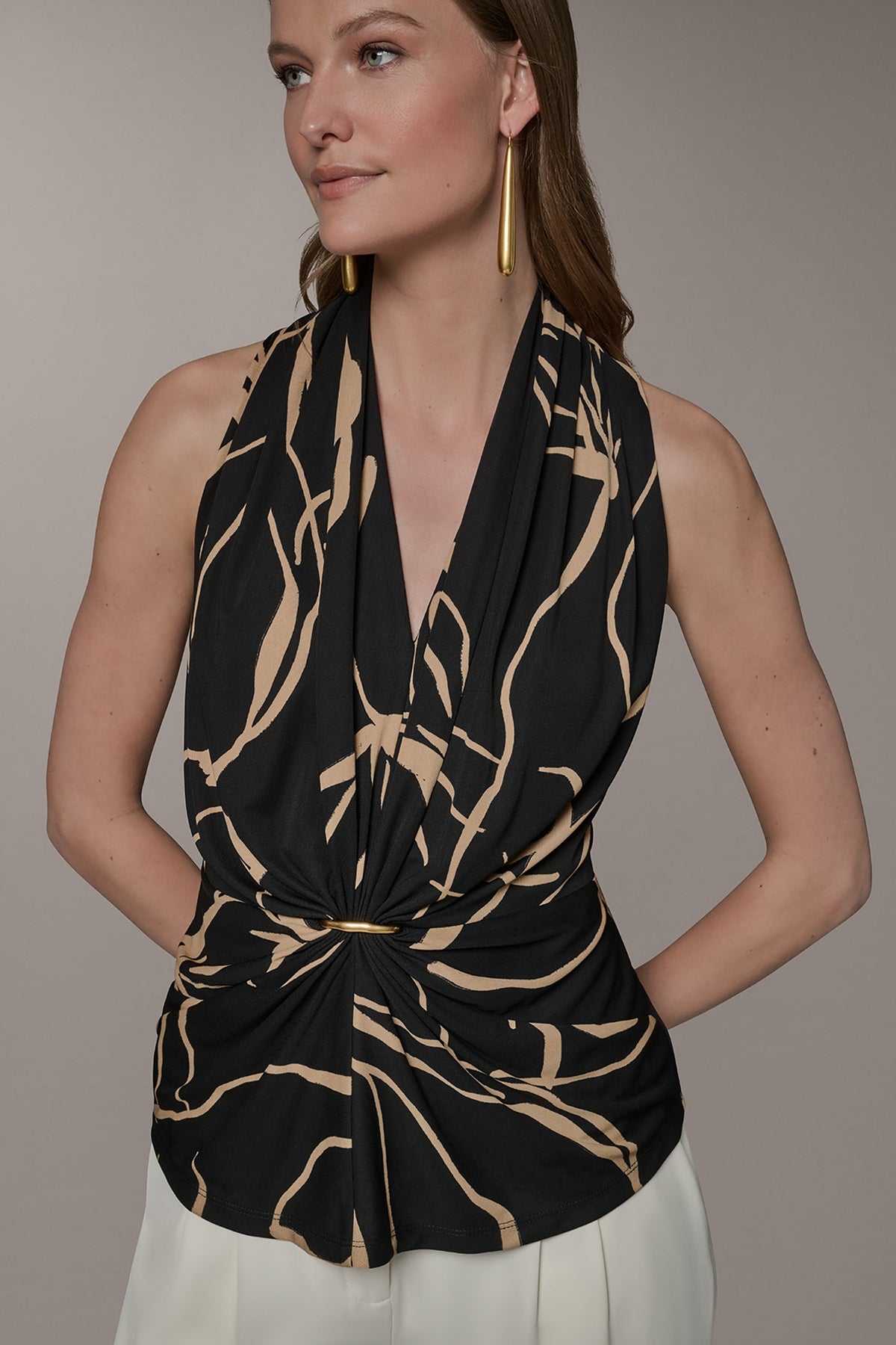 RUCHED V-NECK TOP - Black /Fawn