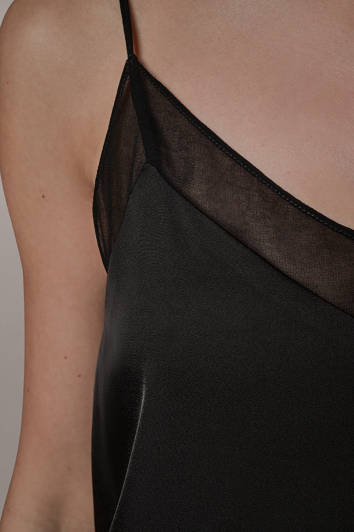 SLEEVELESS V-NECK CAMI - Black