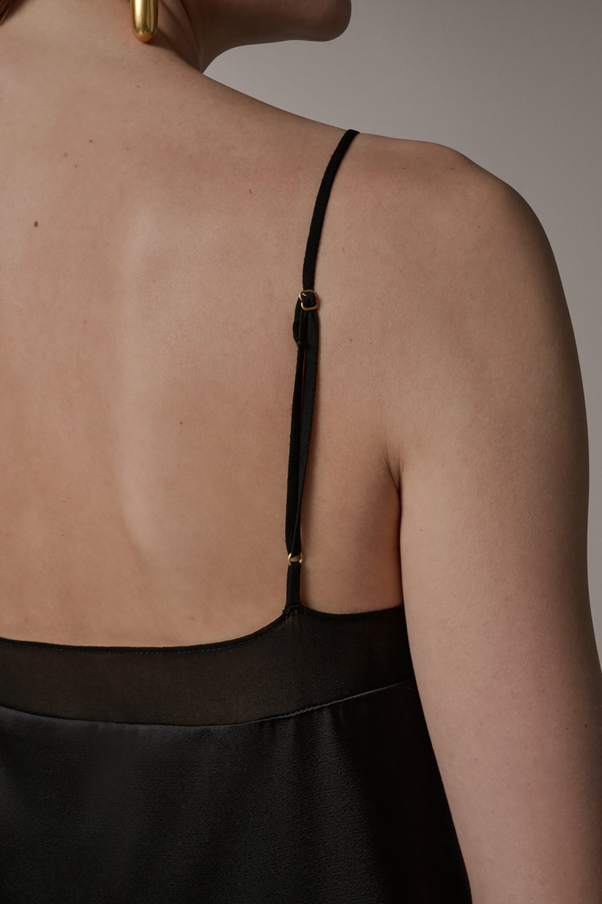 SLEEVELESS V-NECK CAMI - Black