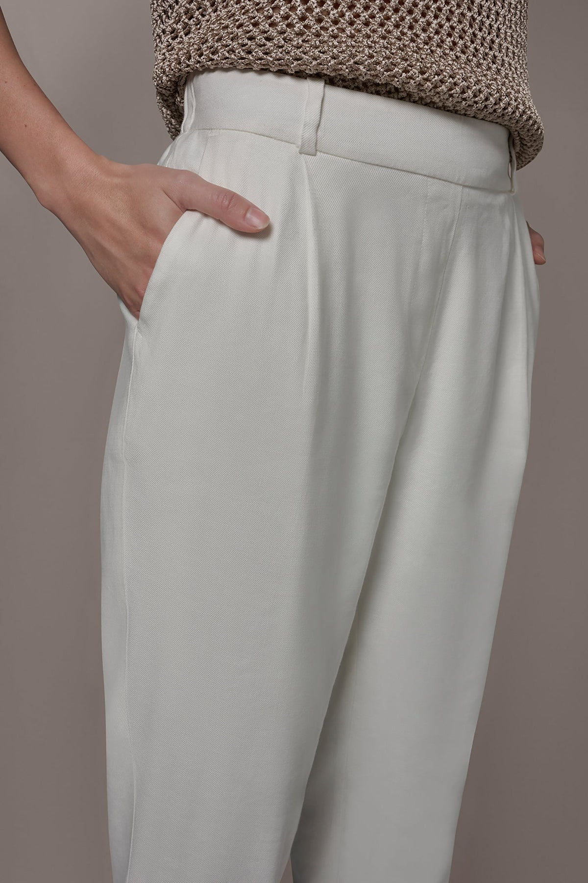 LINEN-BLEND HIGH-RISE PLEATED STRAIGHT ANKLE PANT - Cream