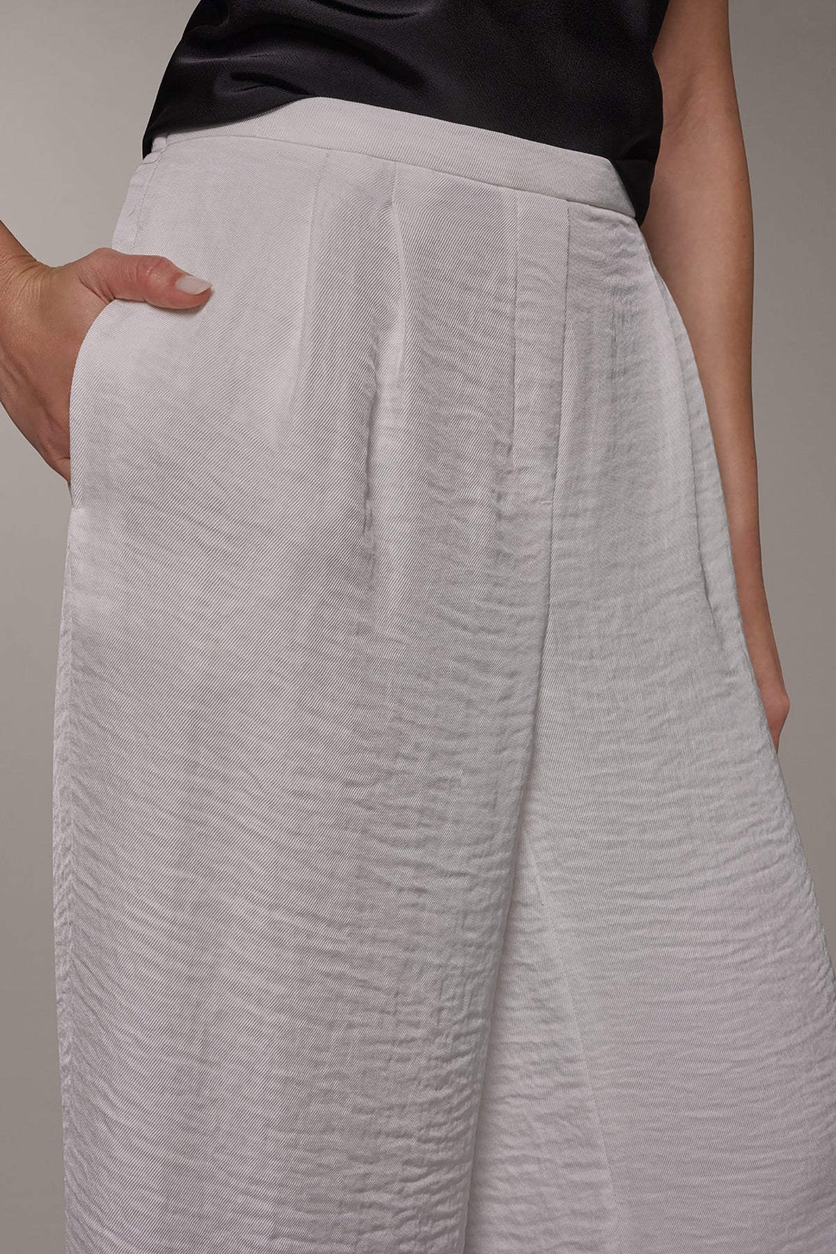 EXTRA HIGH-RISE PLEATED RELAXED PULL-ON PANT - Cream