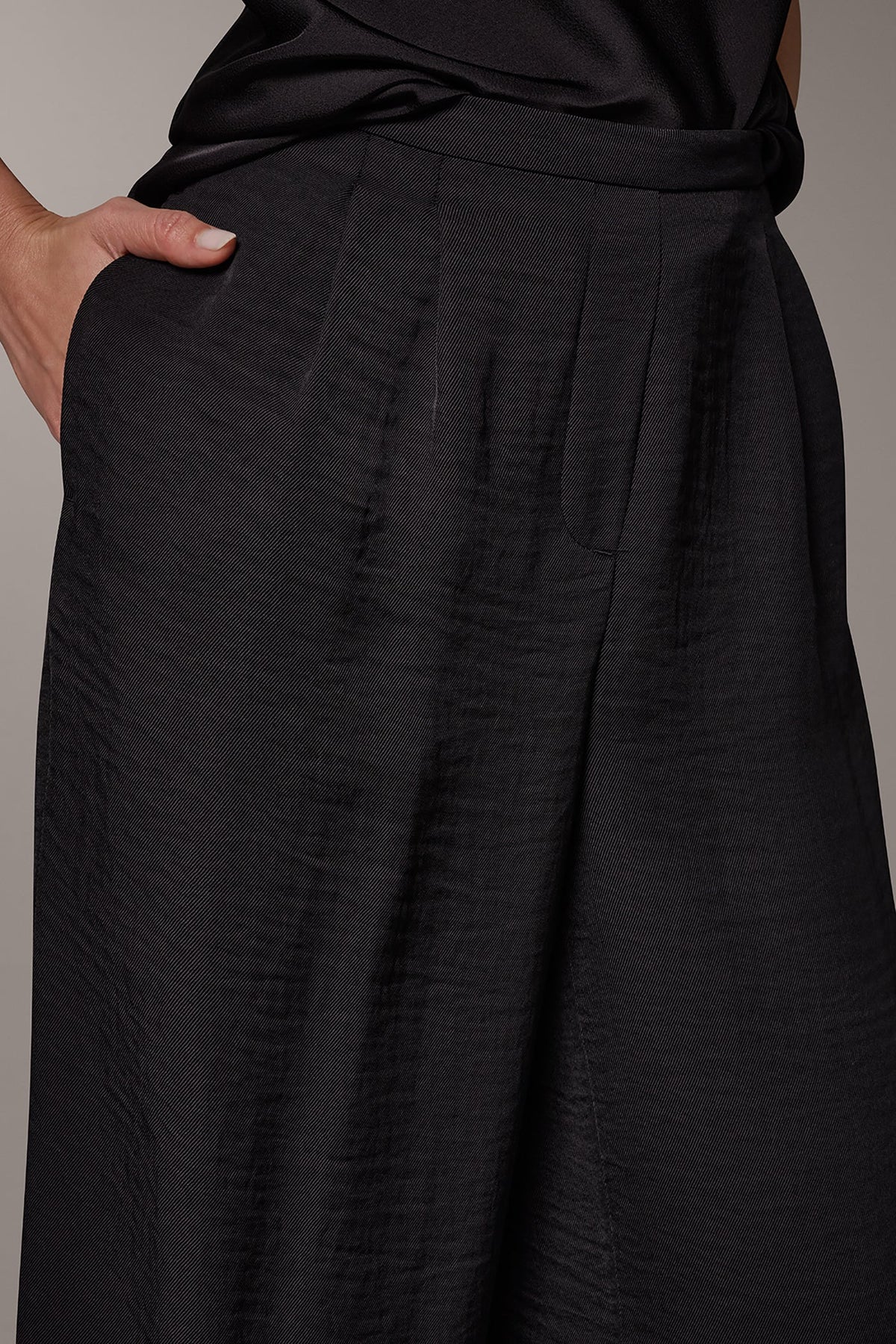 EXTRA HIGH-RISE PLEATED RELAXED PULL-ON PANT - Black
