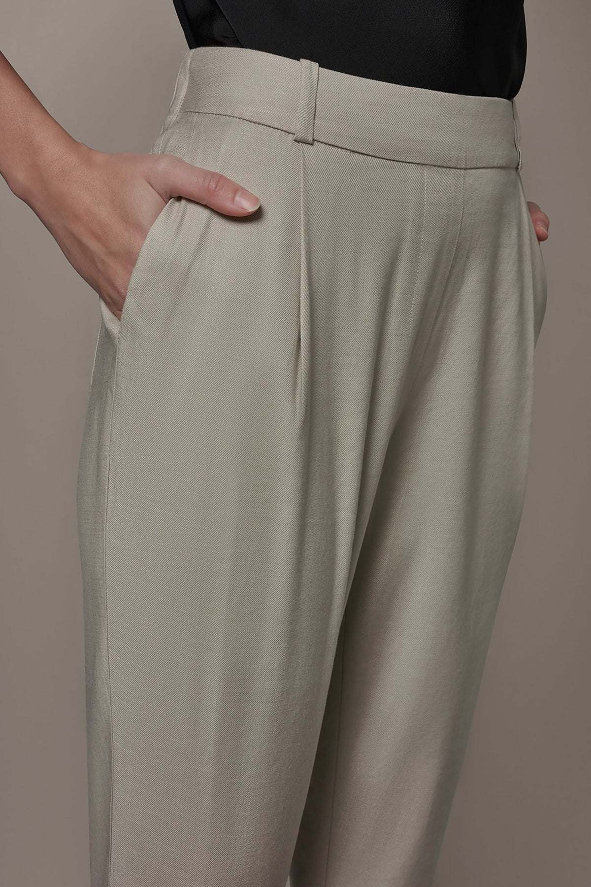 LINEN-BLEND PLEATED STRAIGHT ANKLE PANT - Tuscan Grey