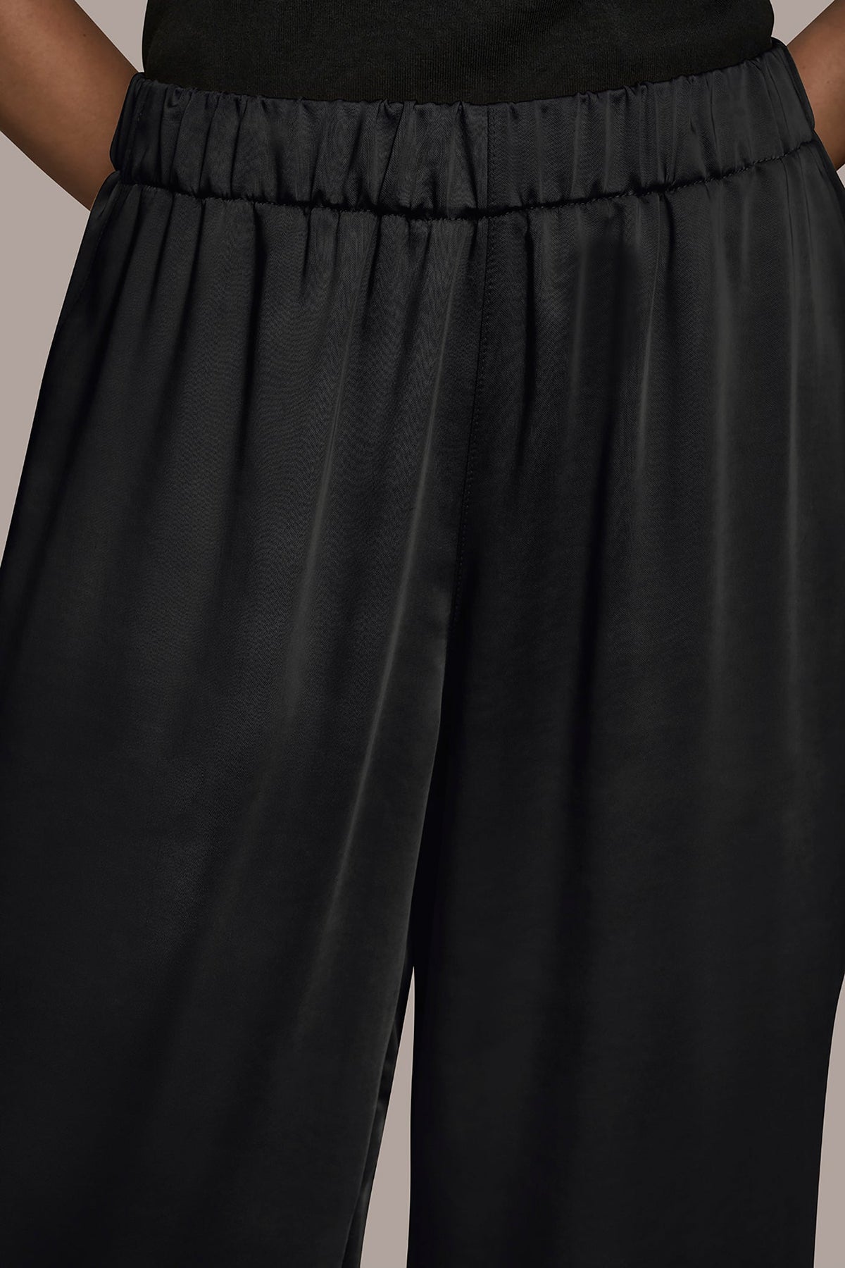 SATIN MID-RISE RELAXED PANT - Black