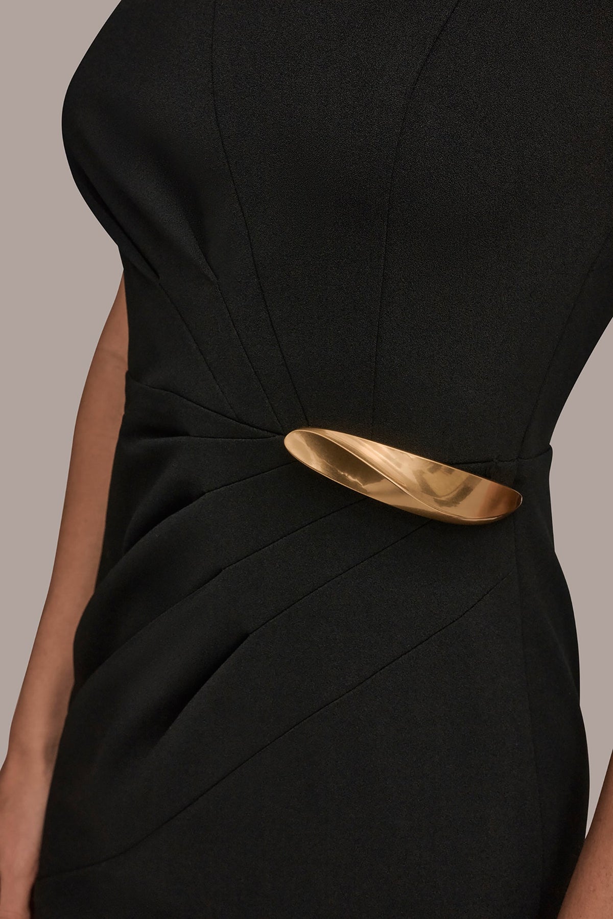 SLEEVELESS PLEATED MIDI SHEATH DRESS - Black