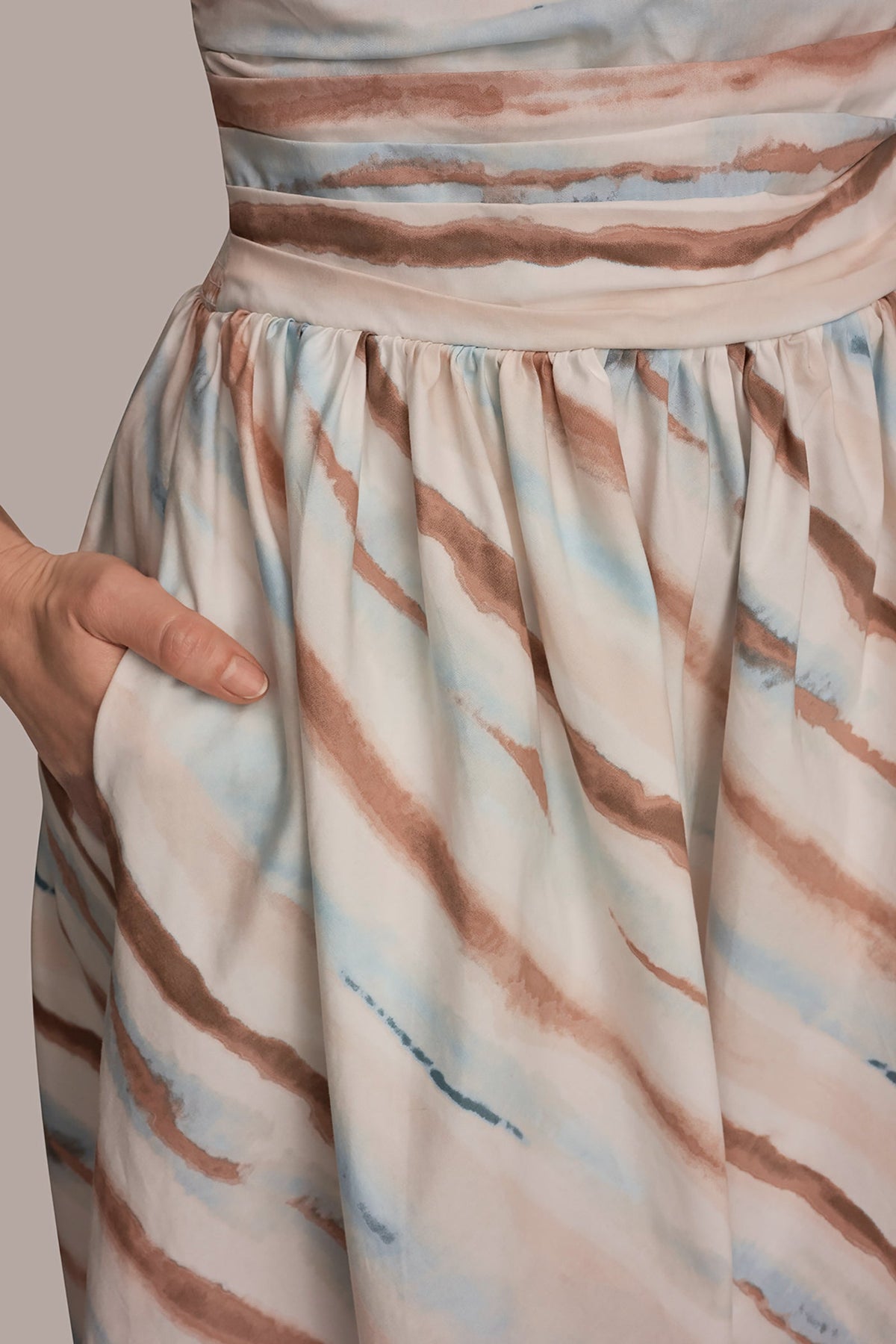 STRAPLESS PRINTED MIDI DRESS - Watercolor Stripe