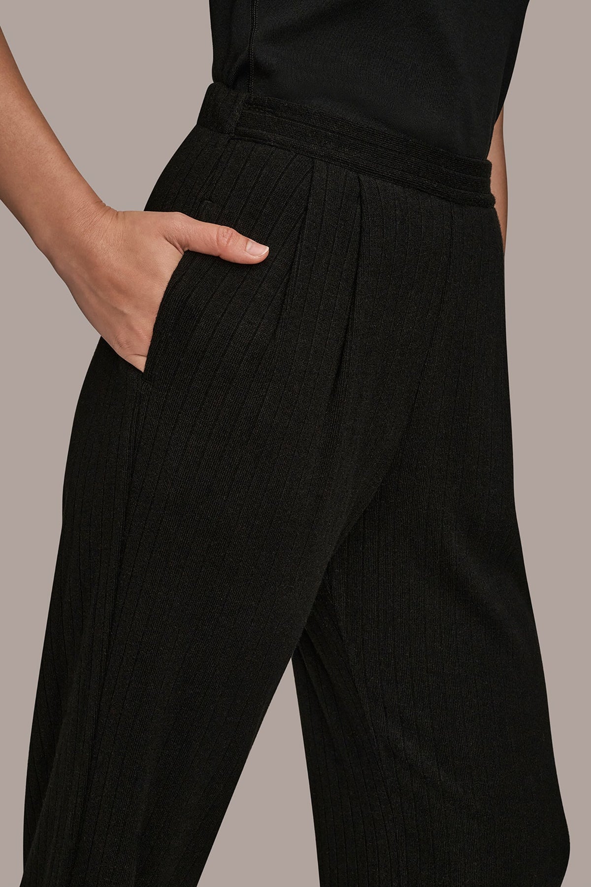 HIGH-RISE PLEATED PANT - Black