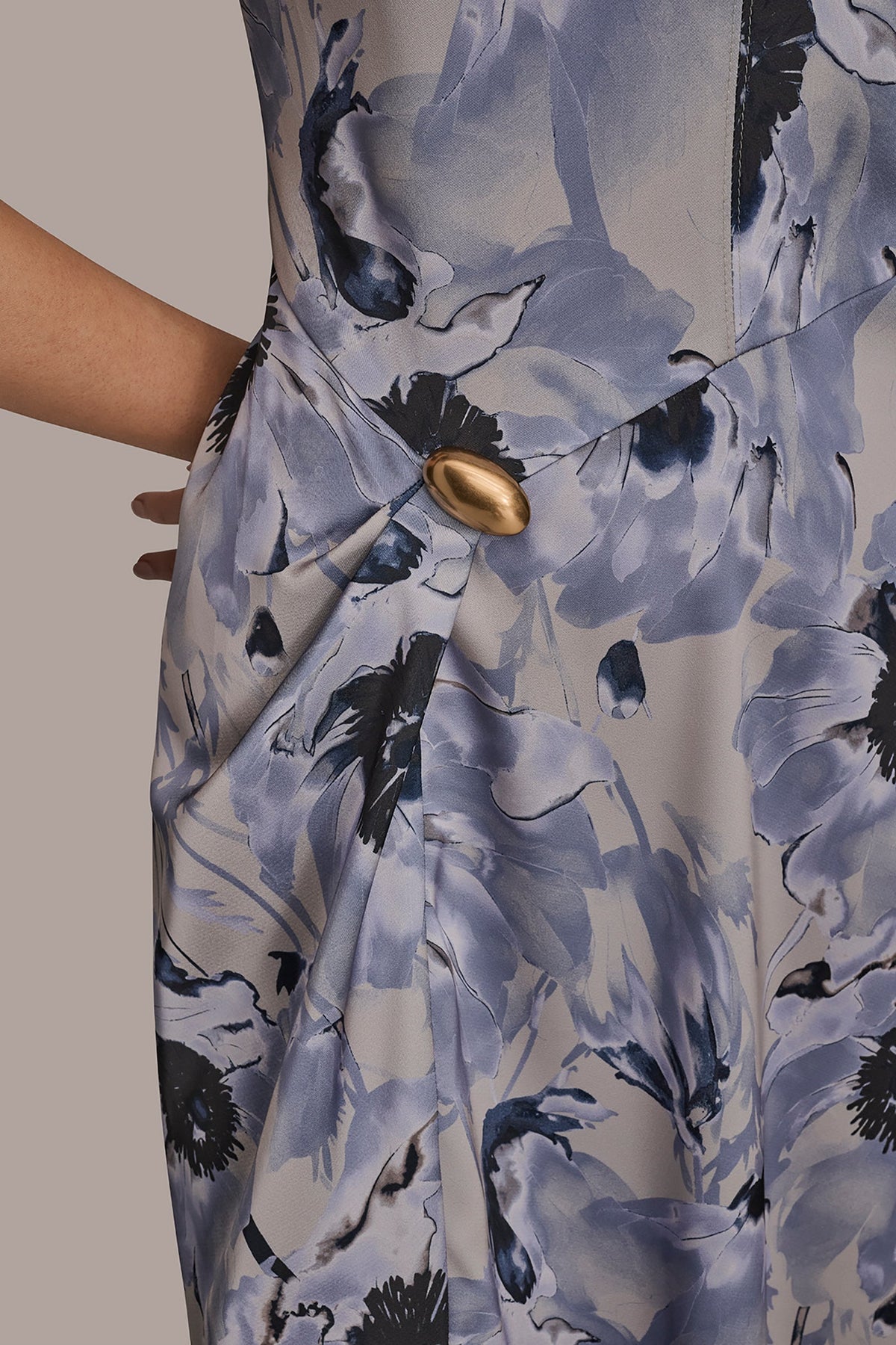 CAP SLEEVE V-NECK PRINTED MIDI DRESS - VAPOR/TEMPLE