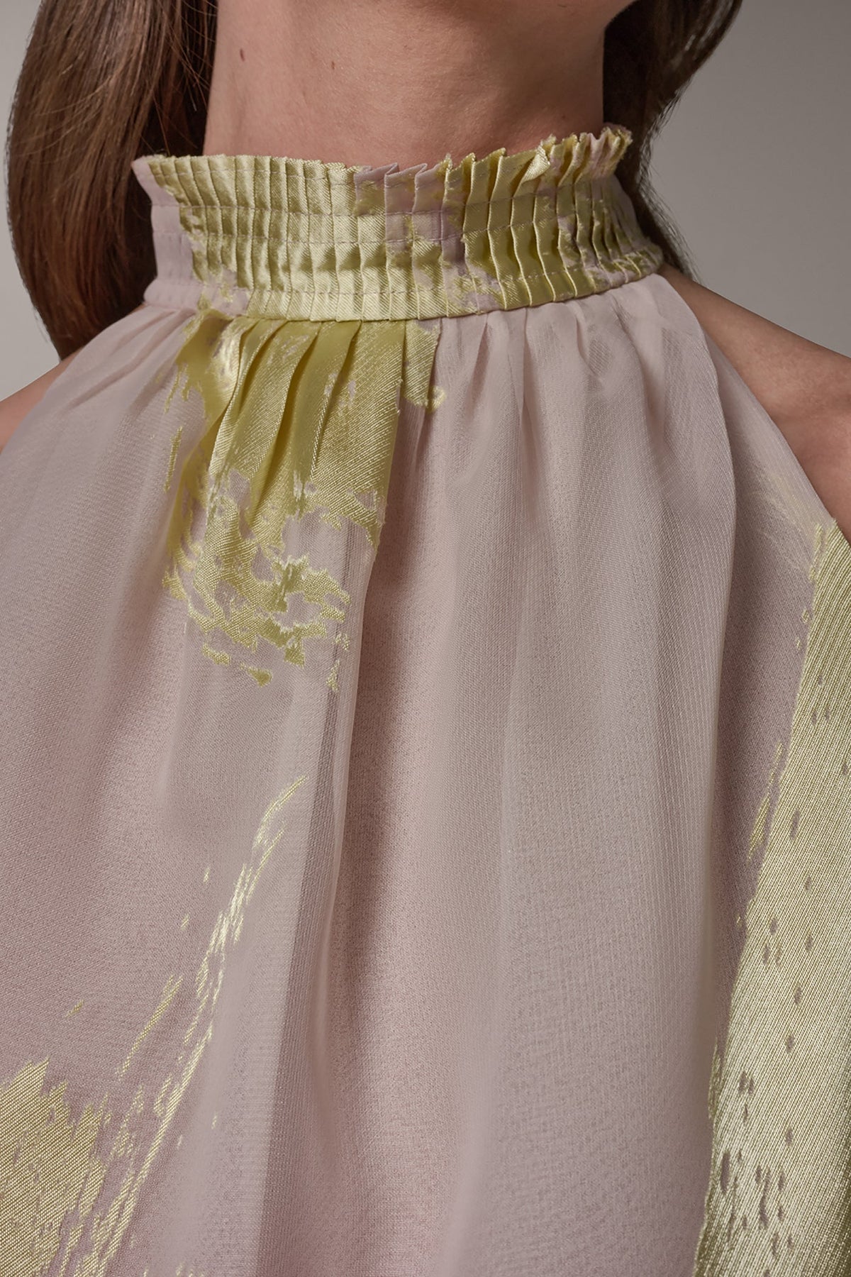 SLEEVELESS METALLIC BRUSHSTROKE BLOUSE - Sisal/Citrus